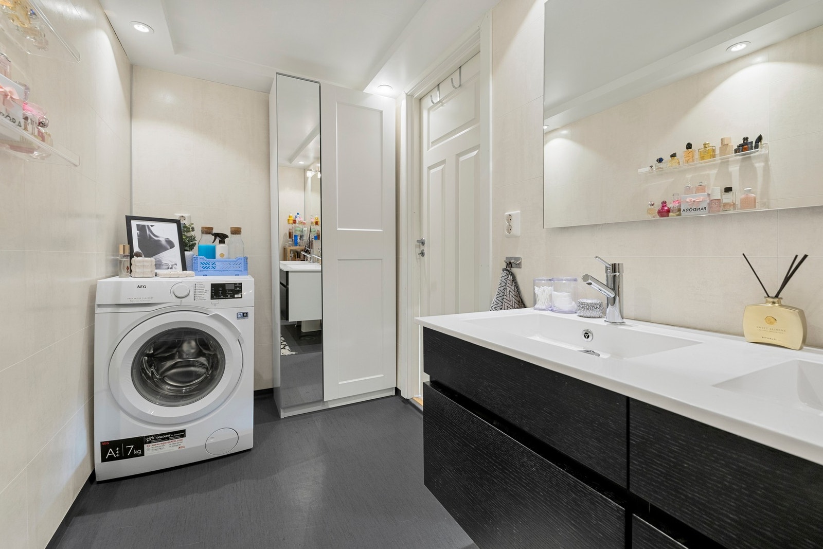 Bad i hybel. Galleribilde