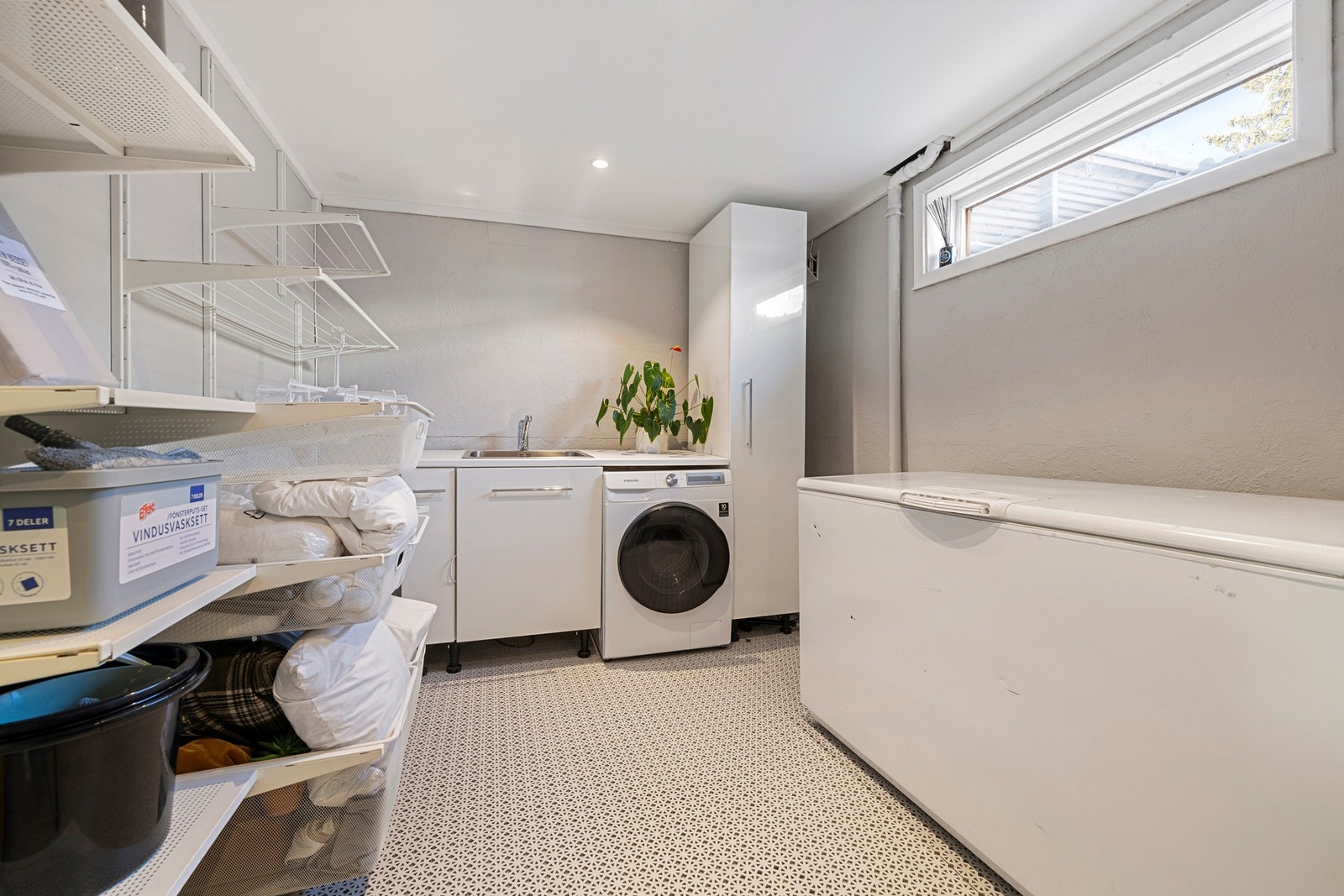 Praktisk separat vaskerom i underetasjens hoveddel. Galleribilde