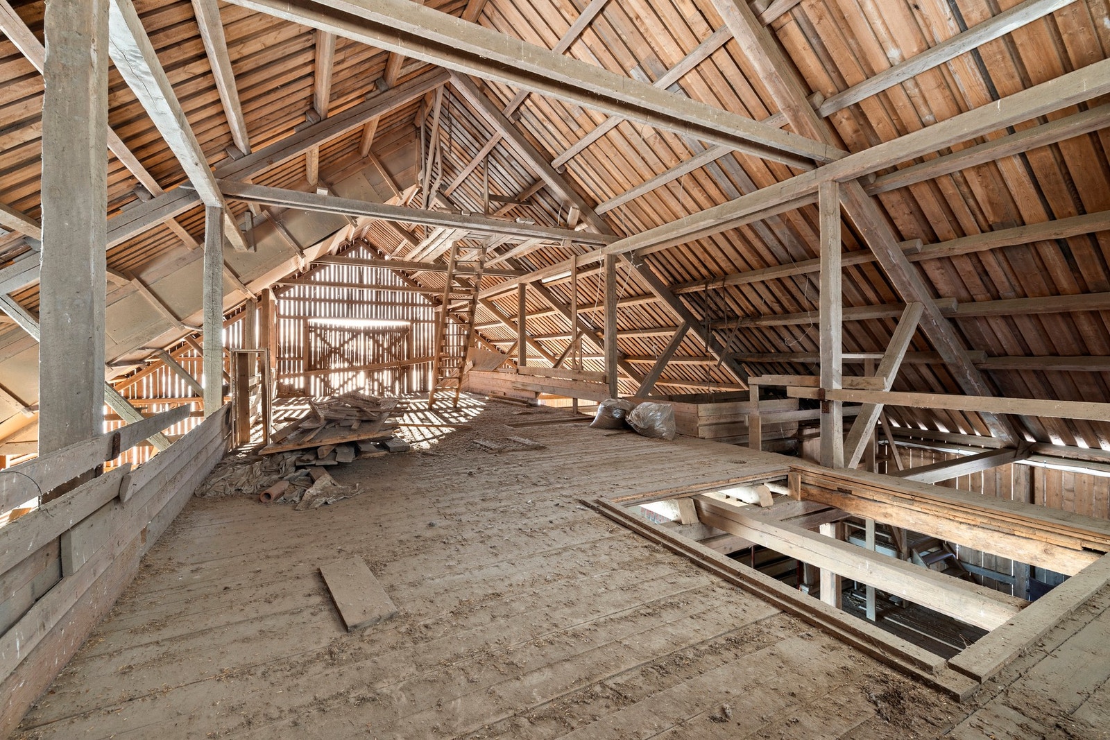 Godt med oppbevaringsplass på loft. Galleribilde