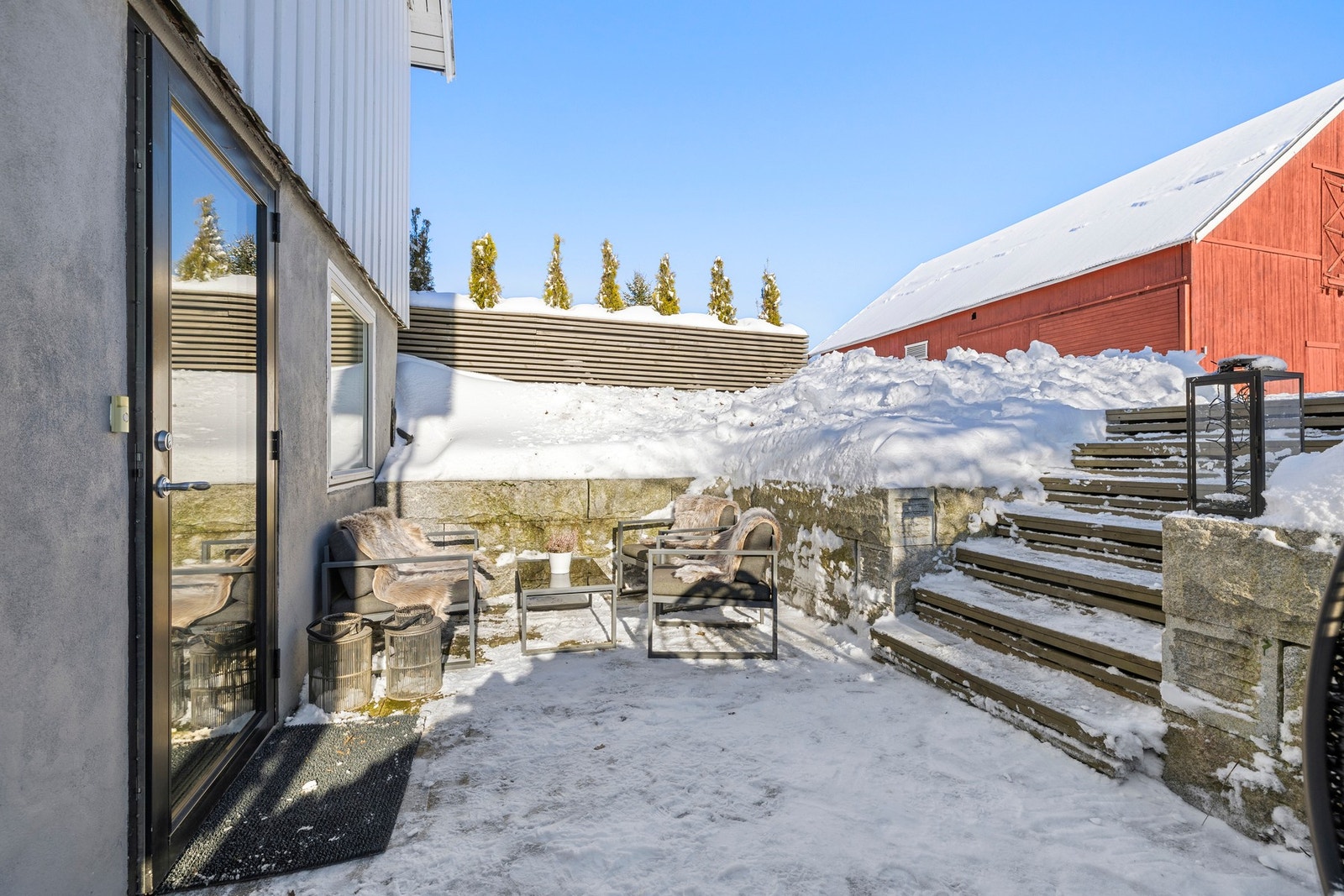 Pent opparbeidet platting utenfor underetasje. Galleribilde