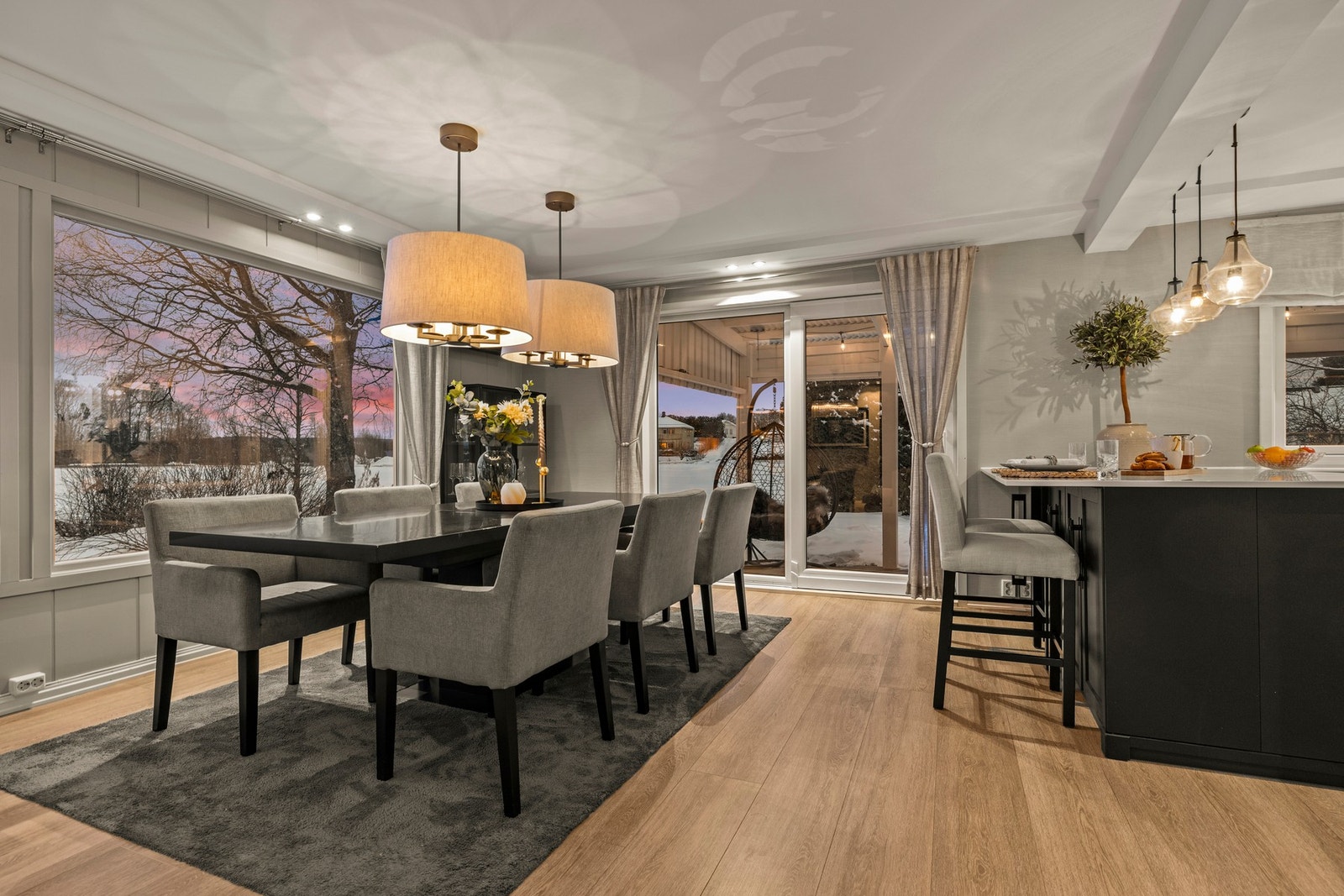 Eneboligen er smakfullt pusset opp og holder en gjennomgående moderne standard. Galleribilde