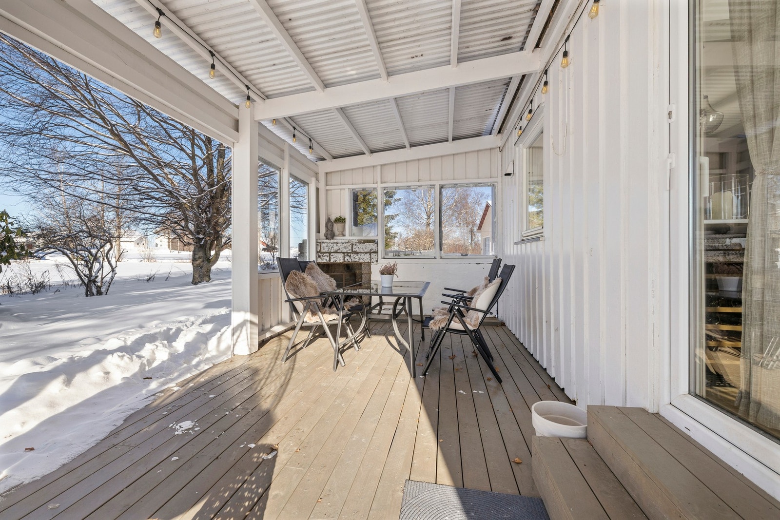 Fra stuen er det utgang til en romslig terrasse. Galleribilde