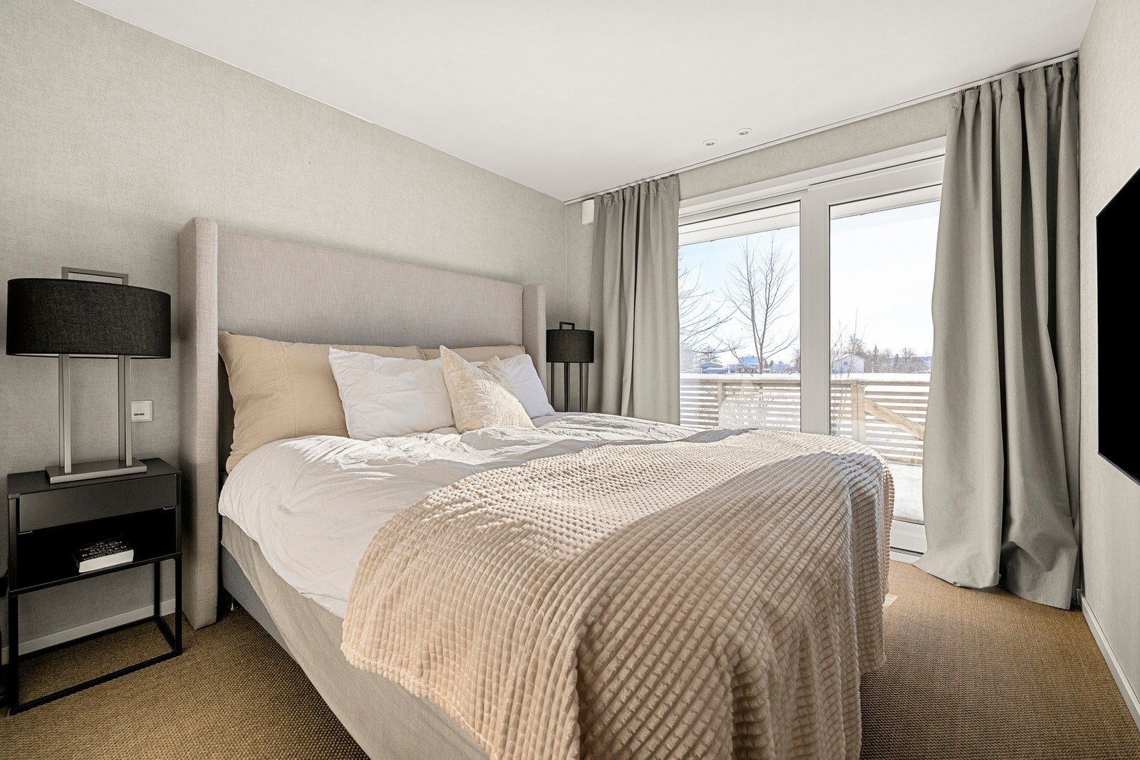 Hovedsoverommet er meget romslig med god plass for stor seng og tilhørende nattbord på hver side. Galleribilde