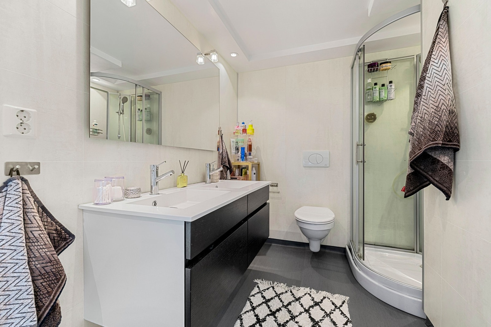 Bad i hybel. Galleribilde