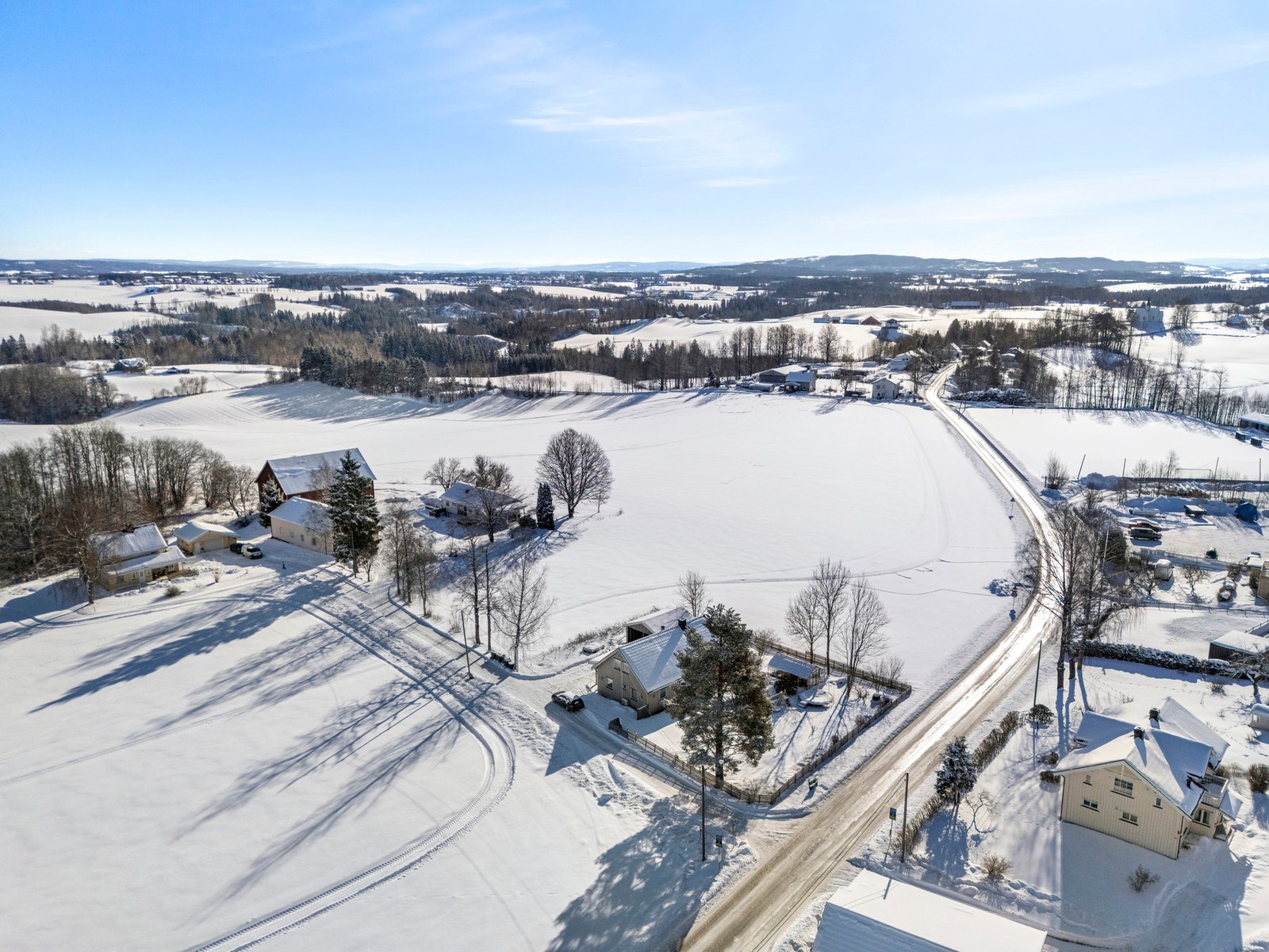 Eiendommen ligger landlig og idyllisk til i den østre del av Gjerdrum kommune, omkranset av jorder og kulturlandskap. Galleribilde