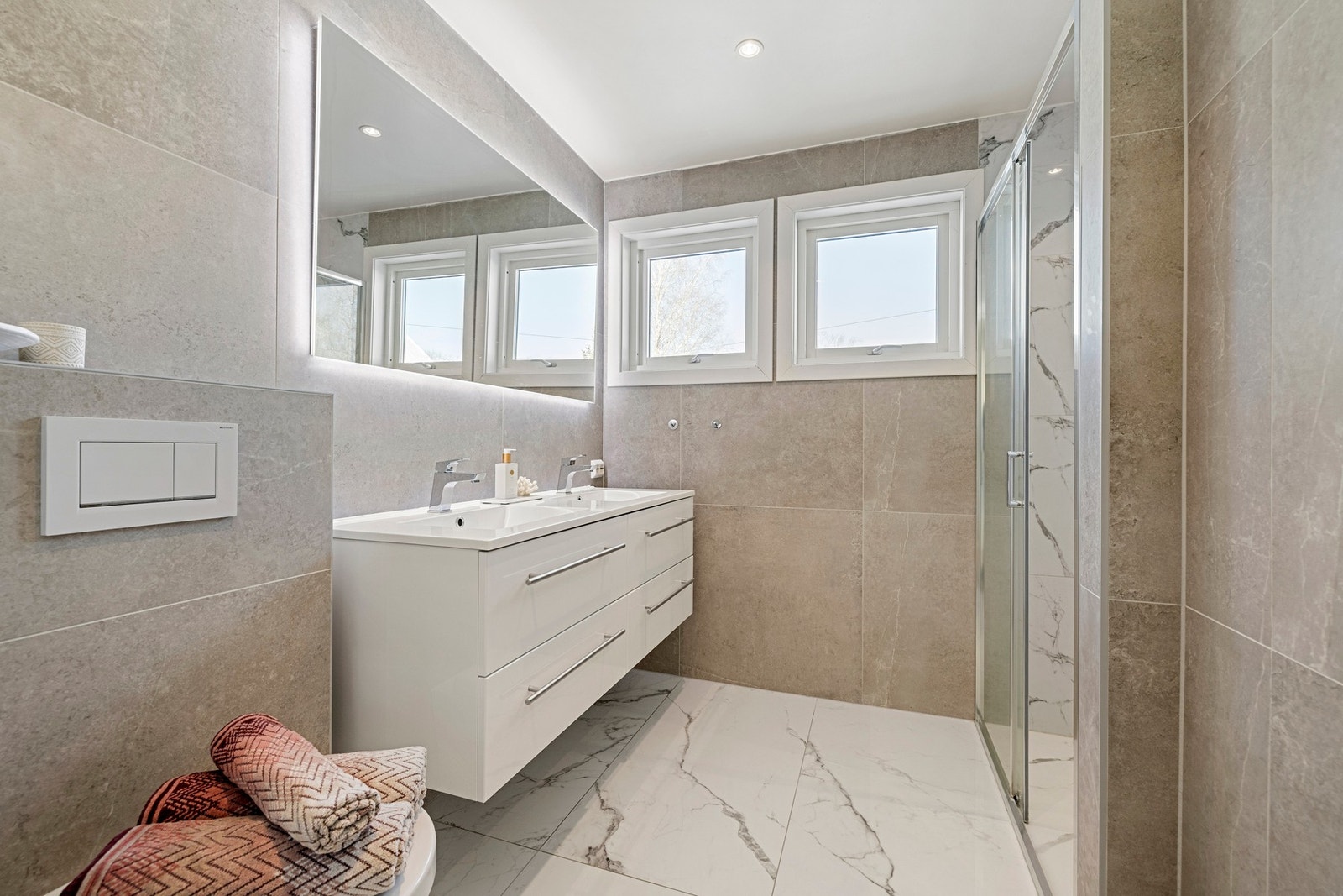 Moderne bad med tidsriktige materialvalg. Galleribilde