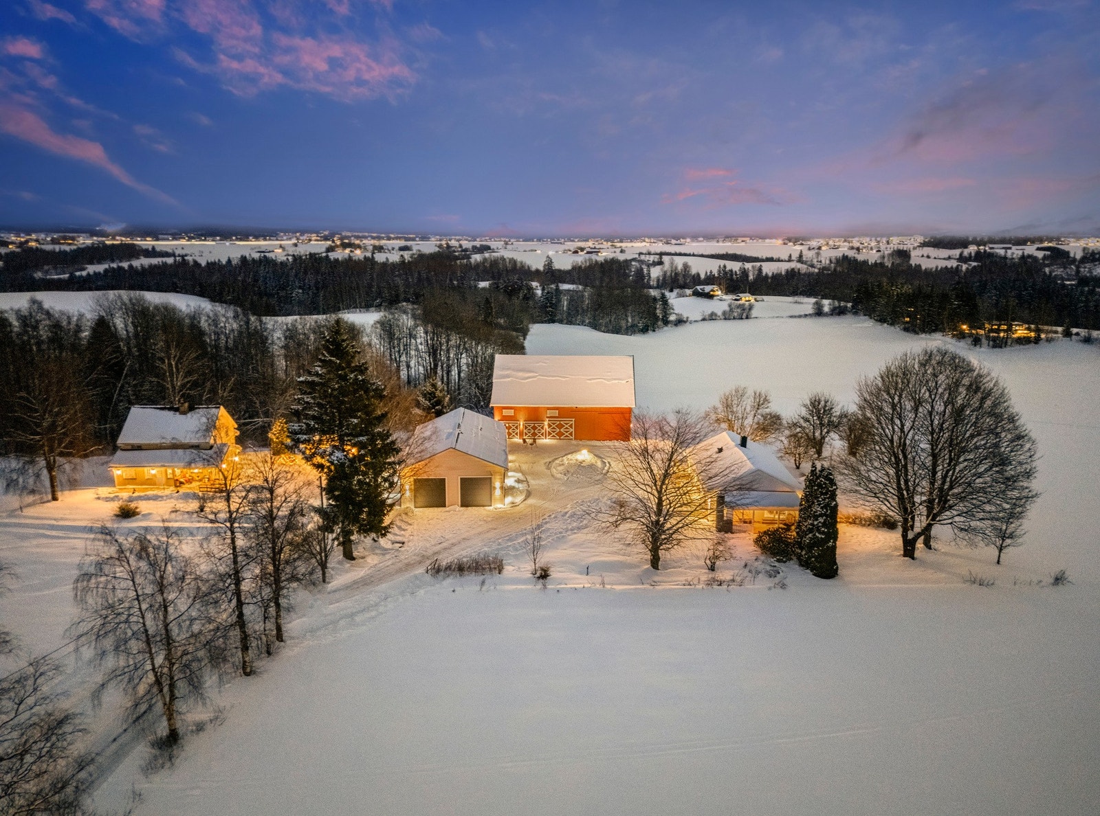 Idyllisk småbruk med stor tomt på 4,5 mål. Galleribilde
