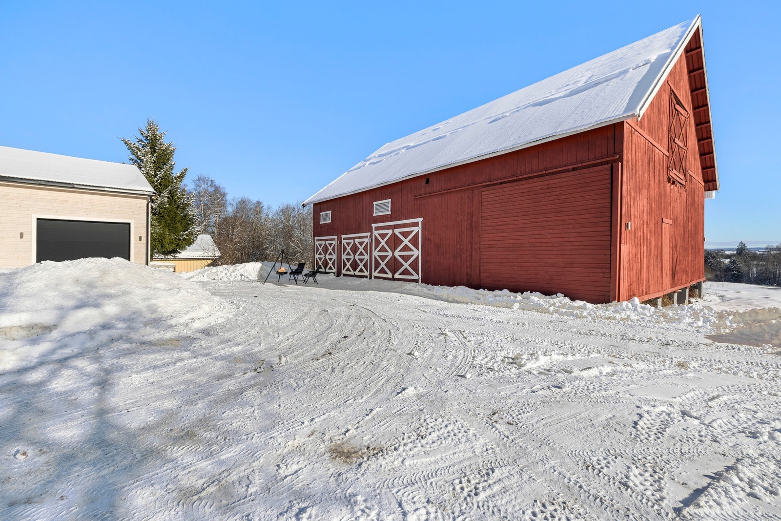 Videre har man en innholdsrik låve. Galleribilde