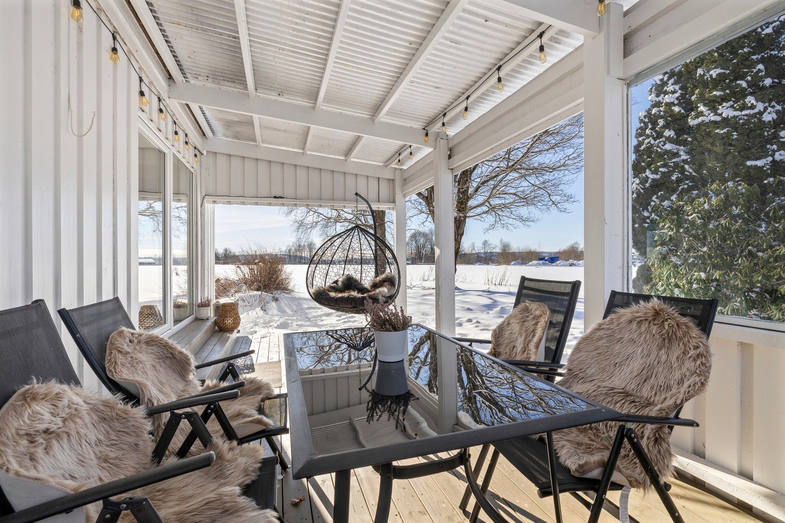 Overbygget sørger for at uteområdet kan benyttes selv når være ikke er på topp. Galleribilde