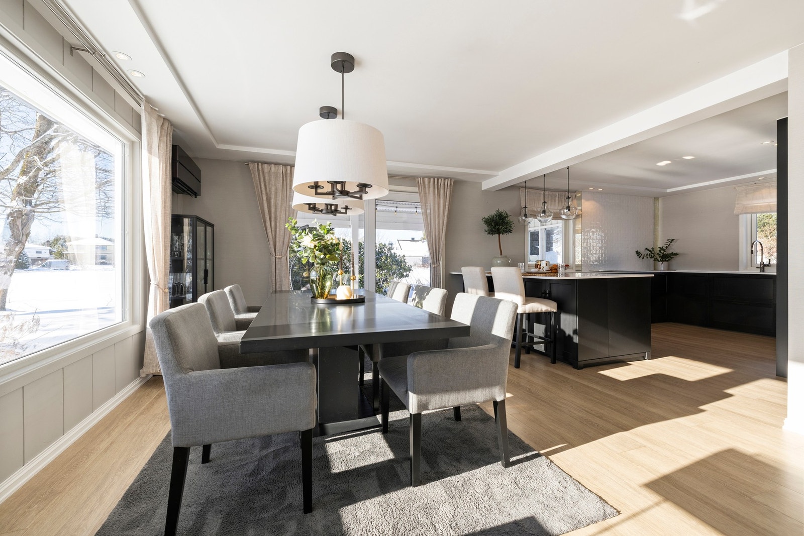 Stuen og kjøkkenet ligger i en sosial åpen løsning. Galleribilde