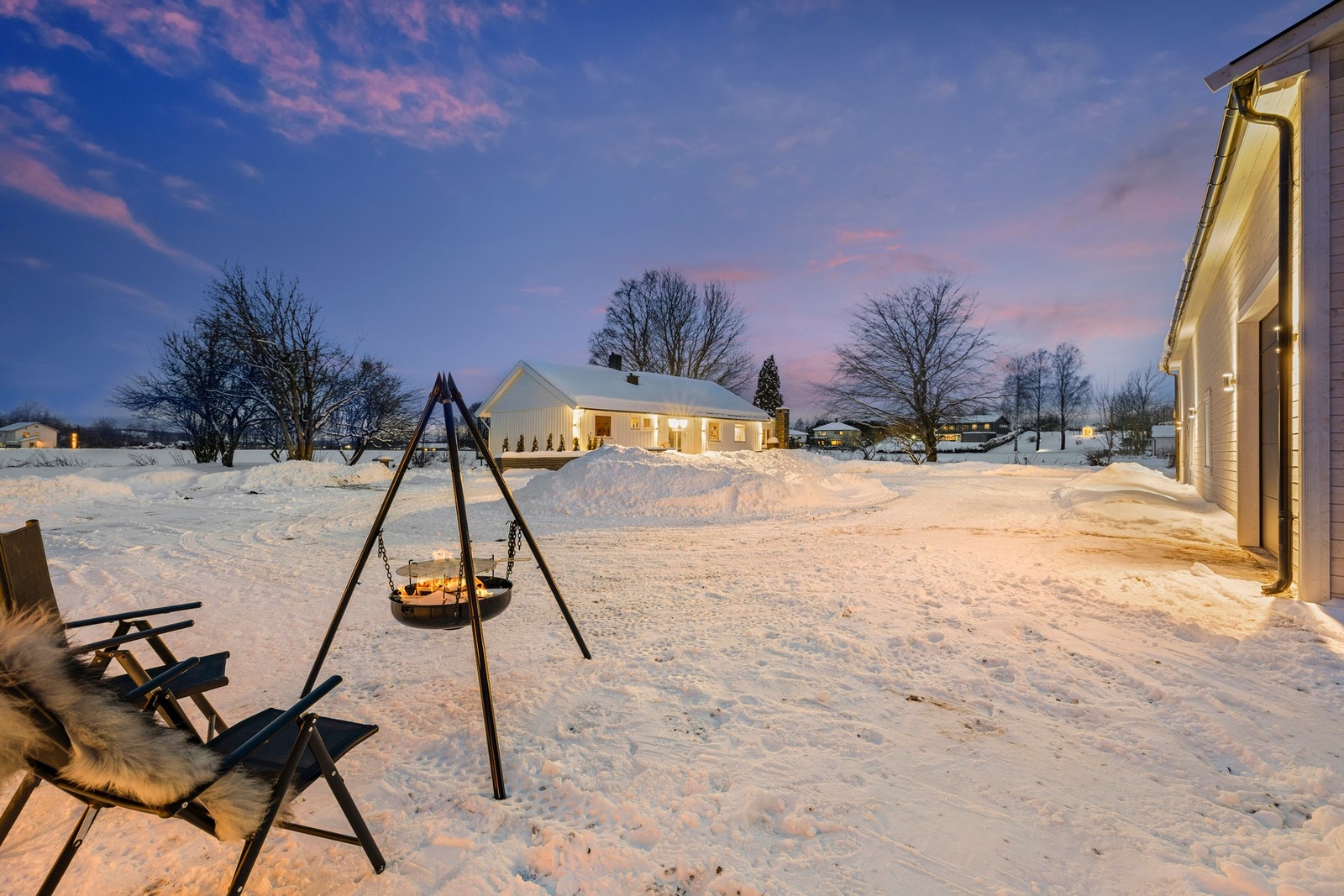 Tomten har flotte uteområder. Galleribilde