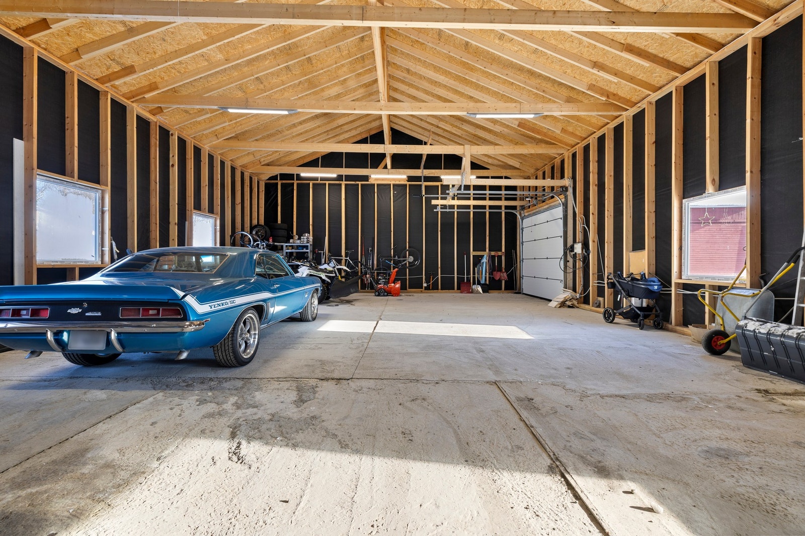 Rom for mange biler og diverse utstyr. Galleribilde