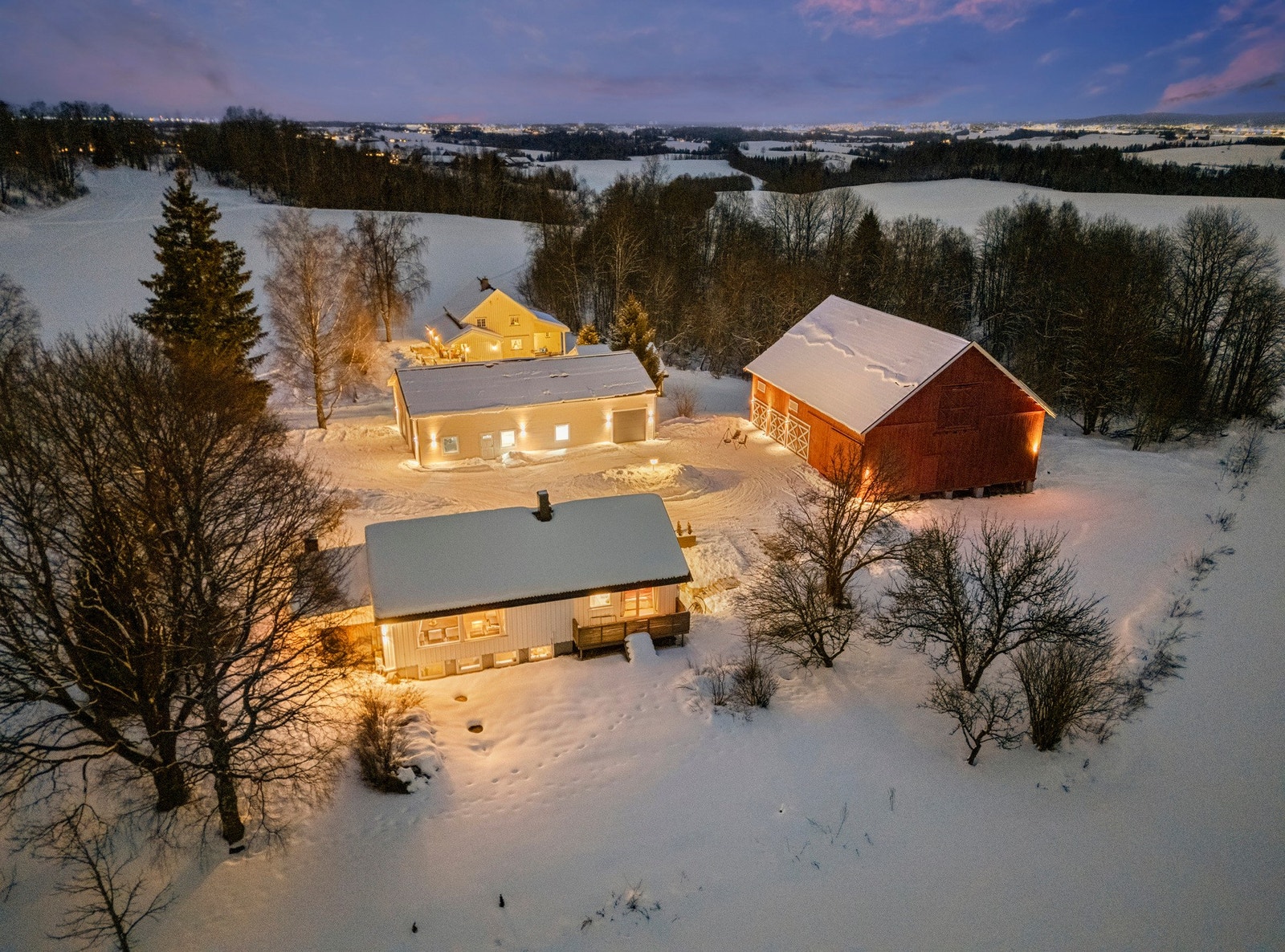 Beliggenheten er skjermet og tilbaketrukket, med gode solforhold og flott utsikt. Galleribilde