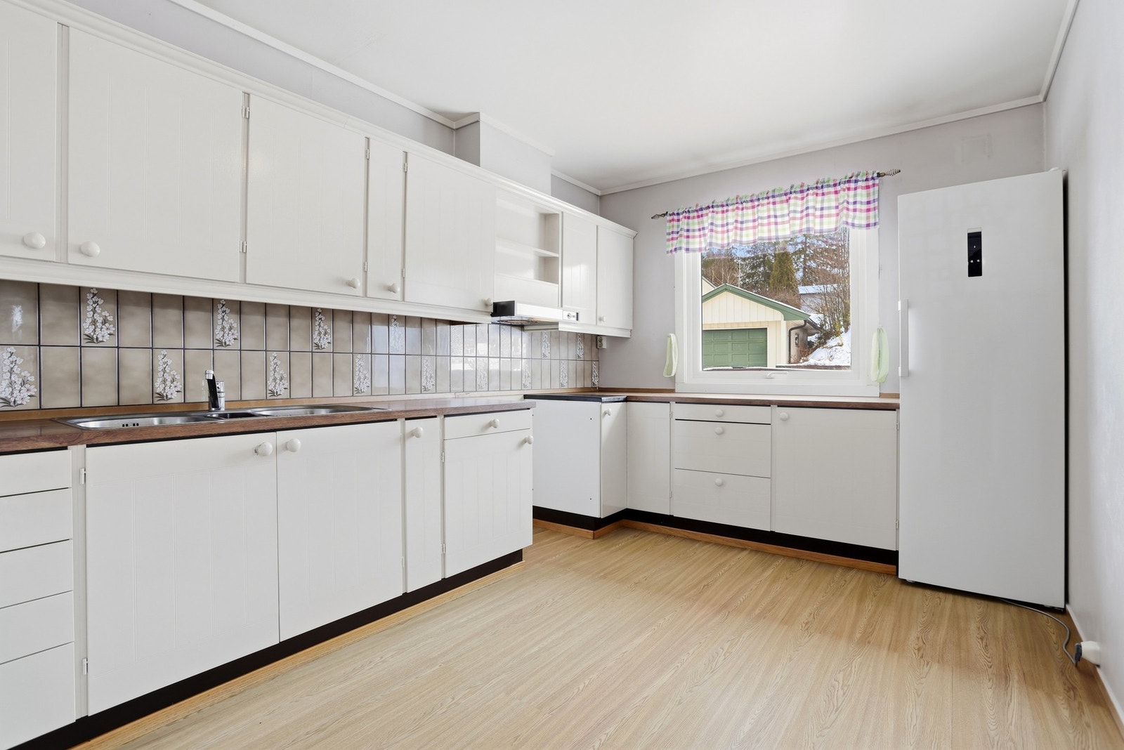 unksjonell kjøkkeninnredning fra IKEA med benkeplate i laminat. Innredning er fra 1990 tallet og har synlig slitasje på dør og skuffefronter. Galleribilde