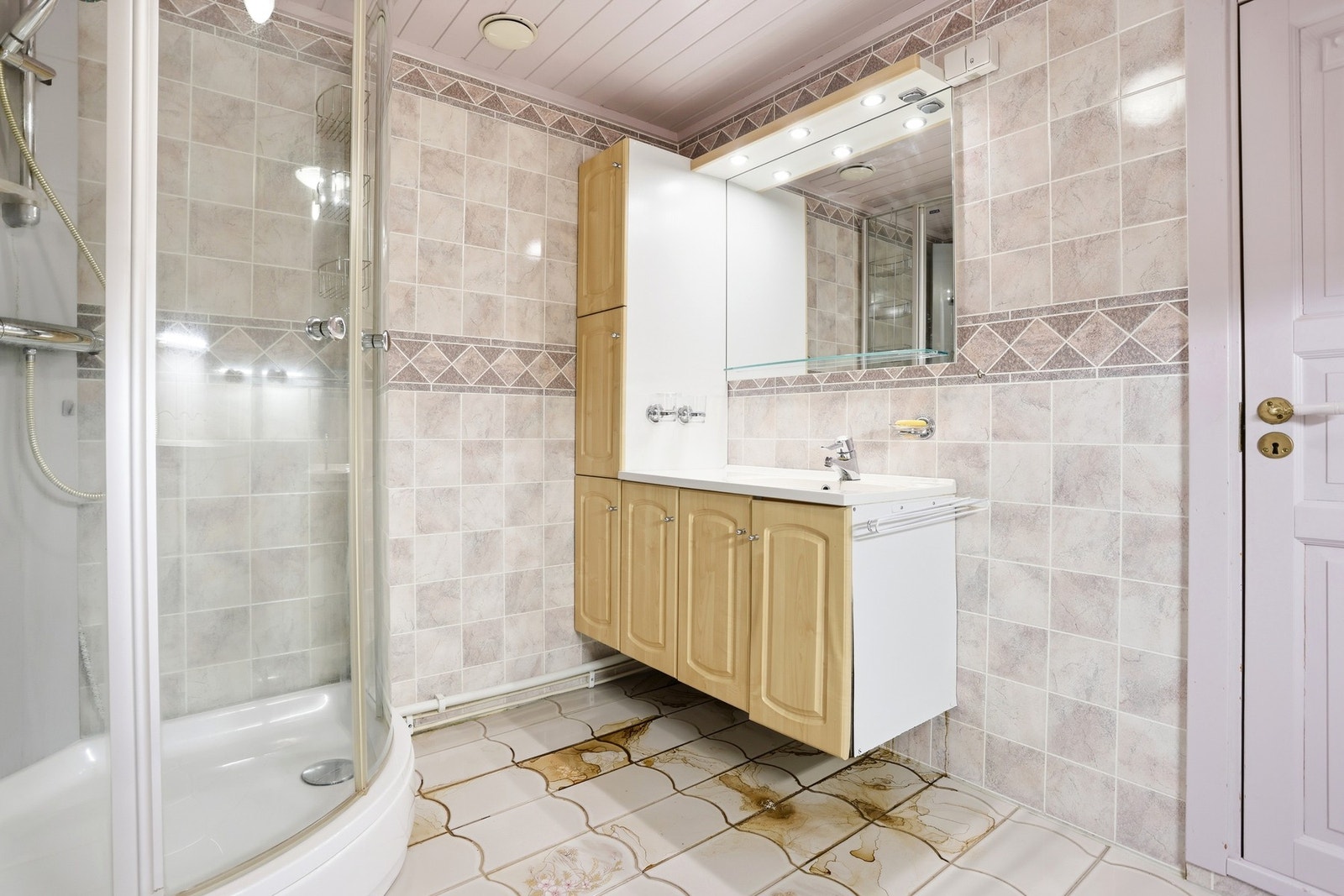 Flislagt gulv og våtromsplater på vegger. Galleribilde