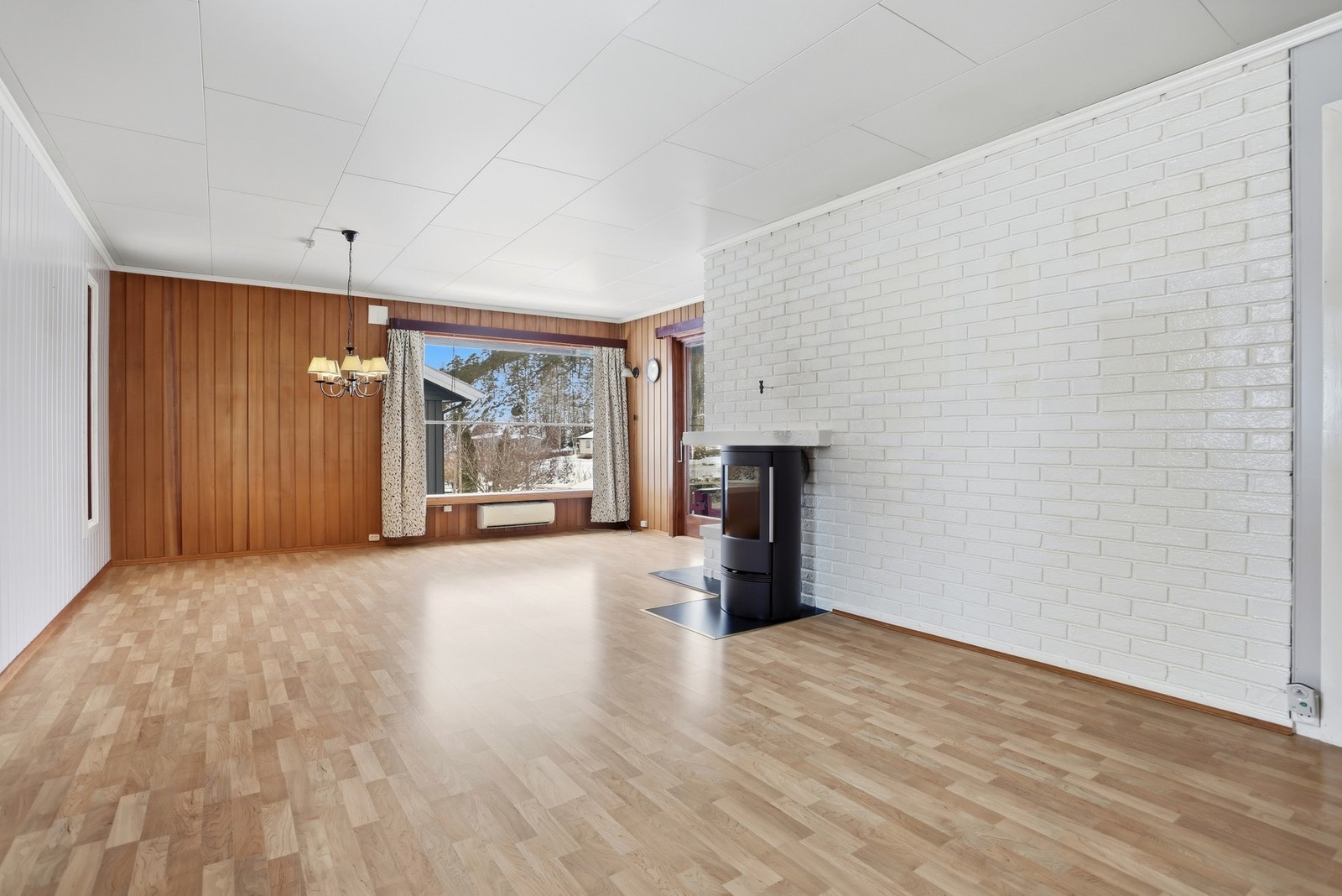 I stuen er det åpen peis, vedovn og varmepumpe. Galleribilde