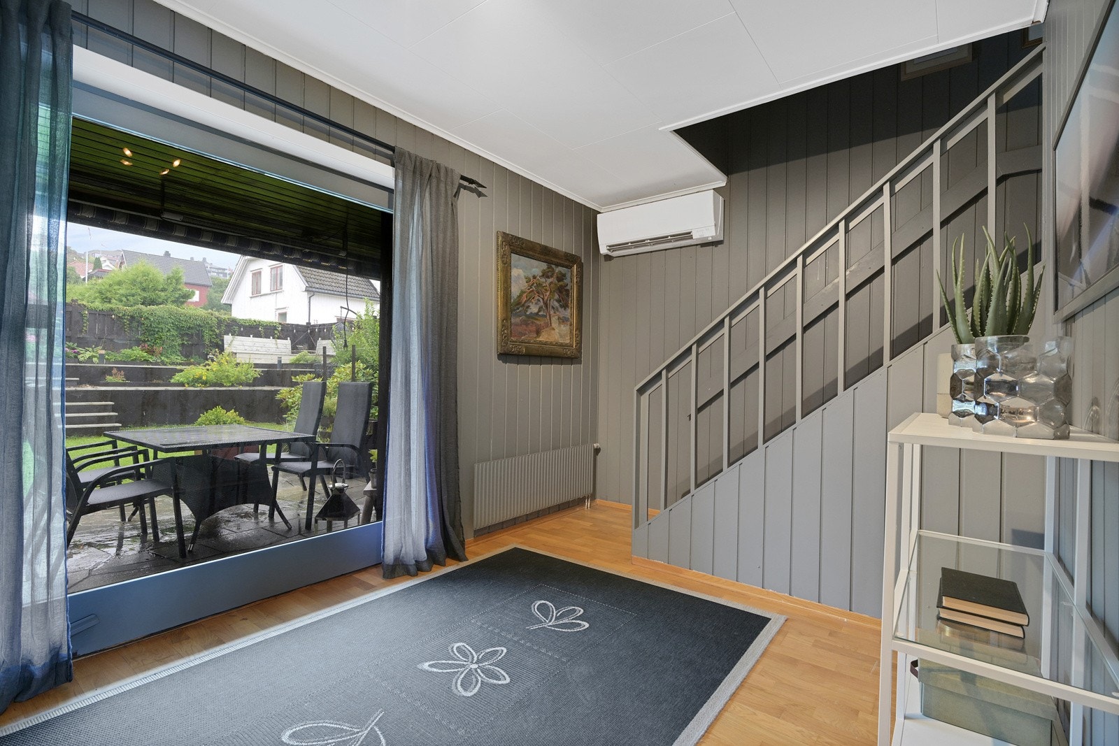 Hall med utgang til terrassen og oppgang til 2. etasje Galleribilde