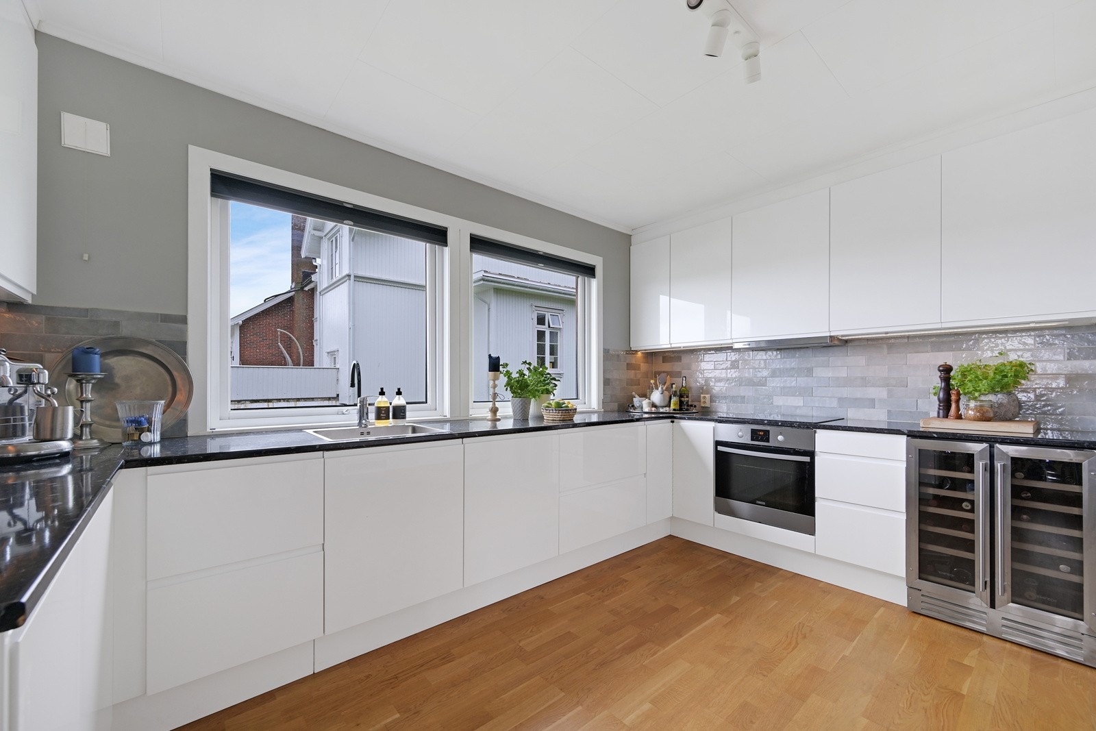 Et godt arbeidskjøkken med masse benkeplass og vinskap Galleribilde