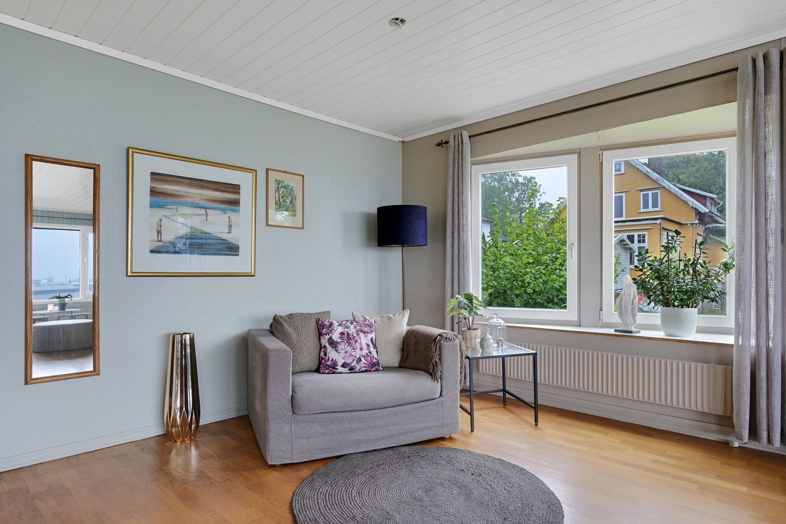 En fin lesekrok mens indre havn speiler seg... Galleribilde