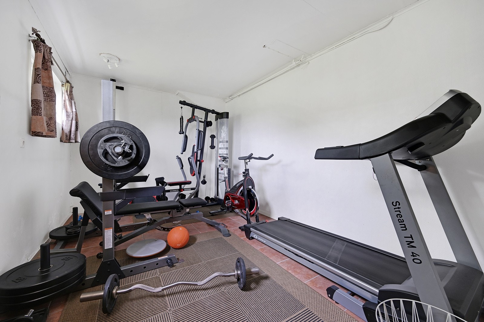 Treningsrom i underetasjen Galleribilde