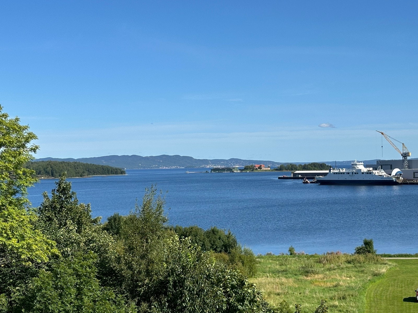 Her ser vi litt av utsikten andre veien mot den Norske Løve og Tofte/Sande Galleribilde