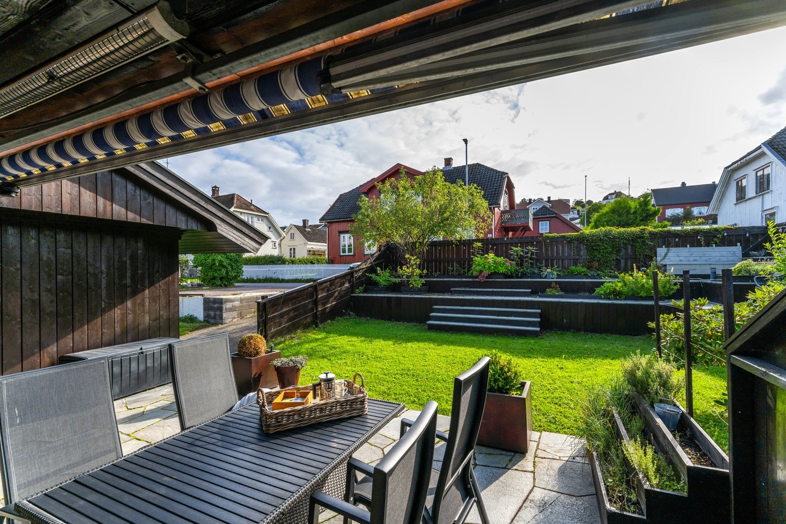 Lun uteplass med markise og takvarme og kveldssol Galleribilde