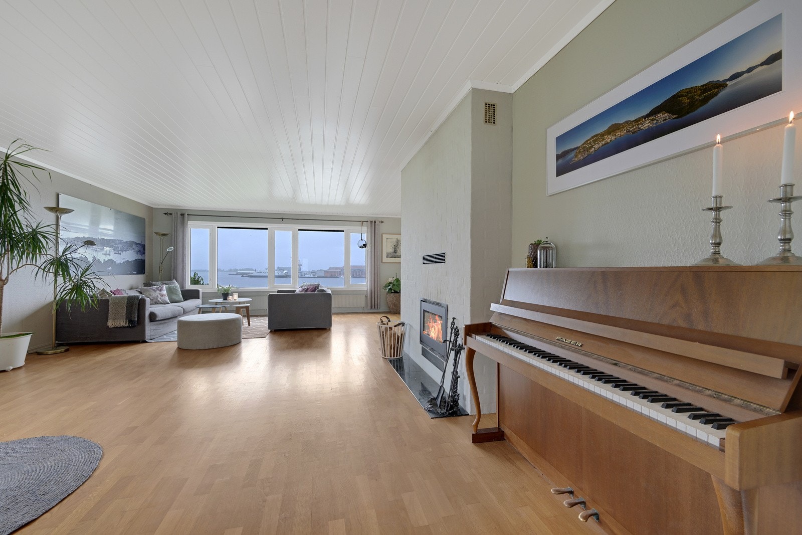 Diger vinkelstue med eikeparkett og malt/panelt himling Galleribilde