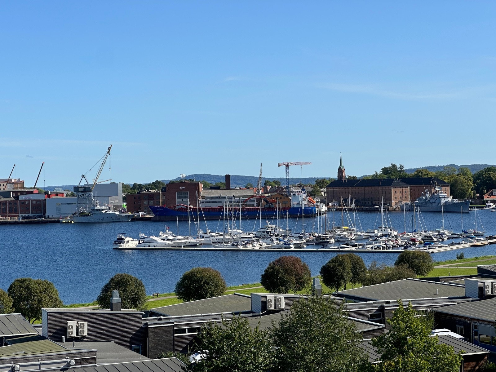 Rett på nedsiden finner vi den oppgraderte Strandpromenaden med båthavn Galleribilde