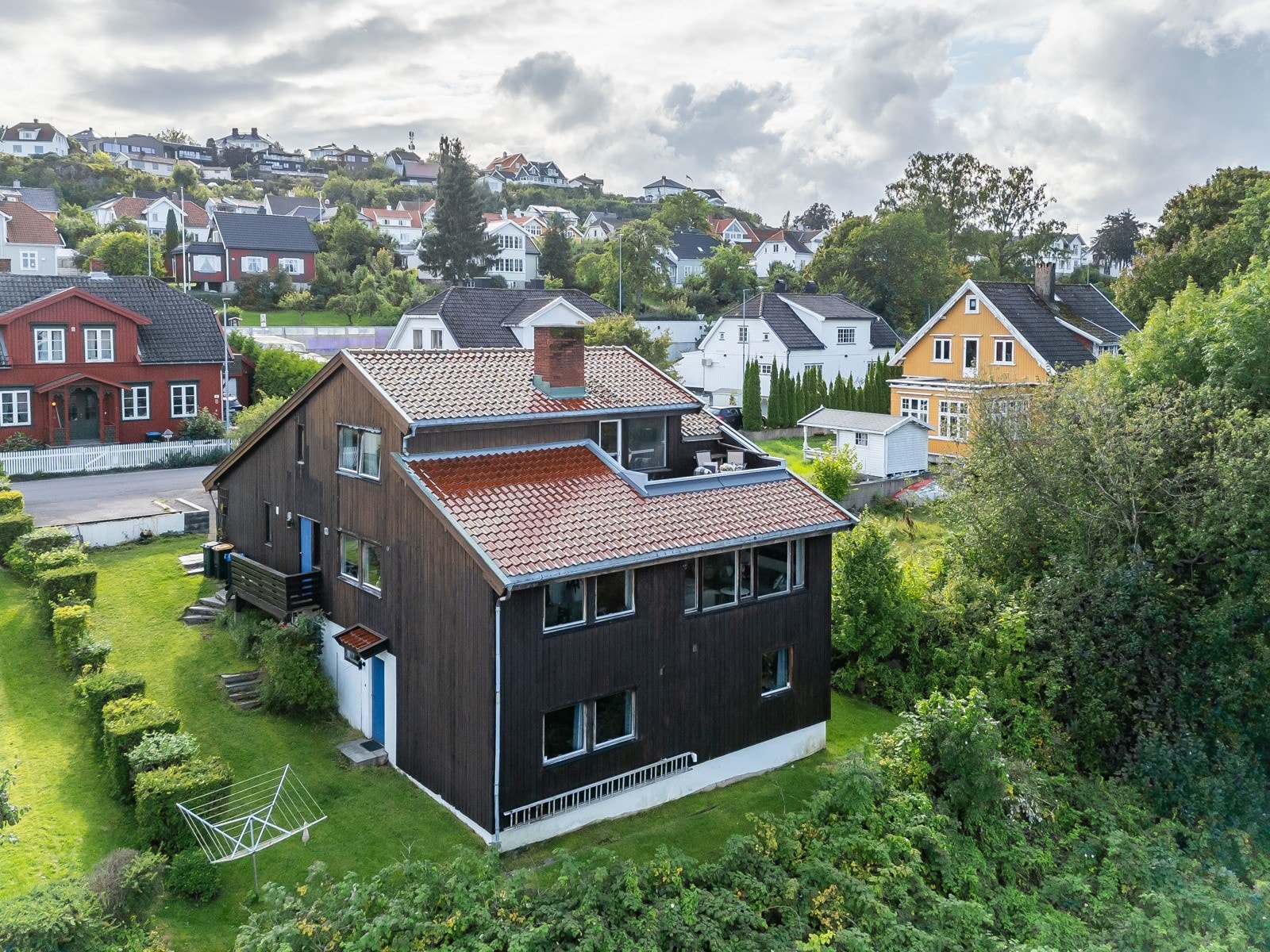 Mens her ser vi fasaden mot øst og litt mer av størrelsen på huset Galleribilde