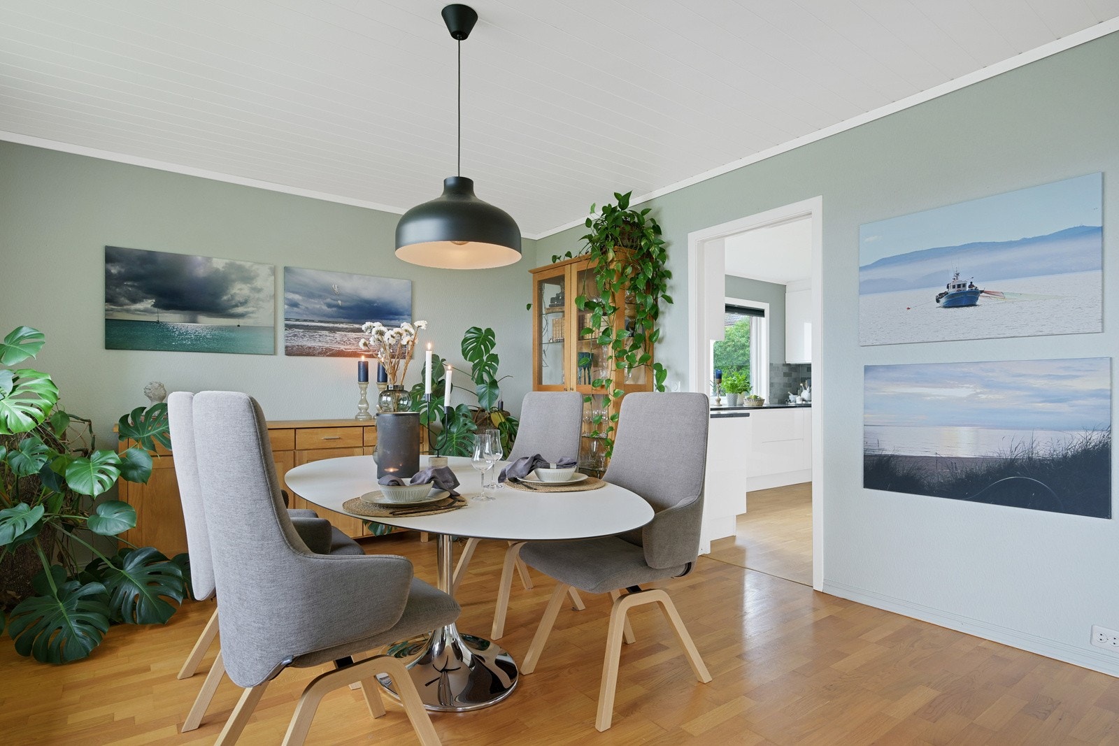 Praktisk med kort vei fra spisestua og til kjøkkenet Galleribilde