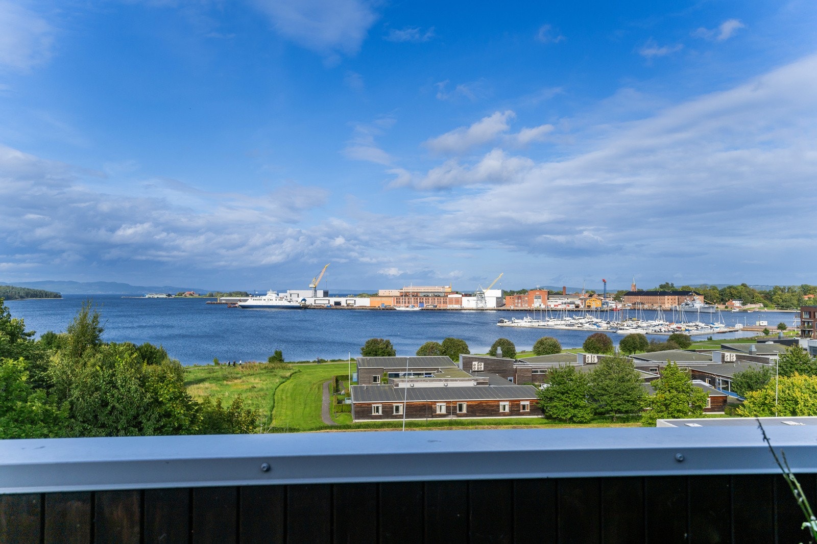 Praktfull utsikt fra verandaen i 2. etasje Galleribilde