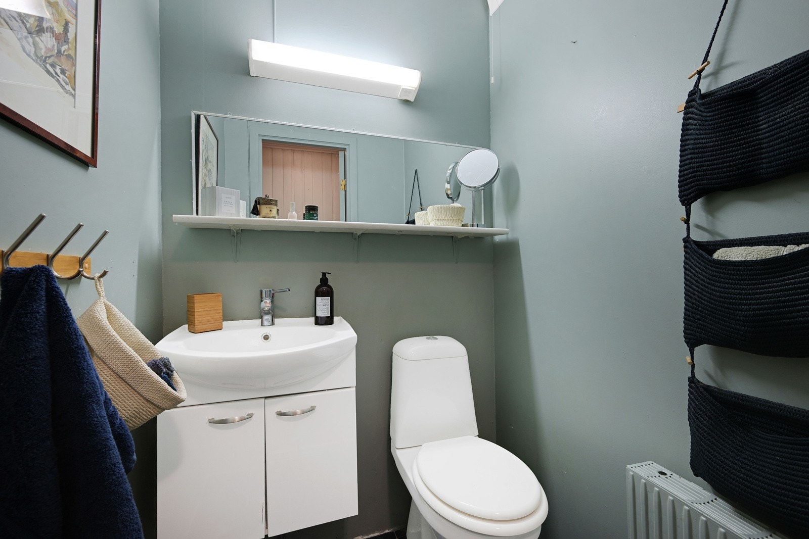 Boligen har tre toaletter og her ser vi wc-rommet i underetasjen Galleribilde