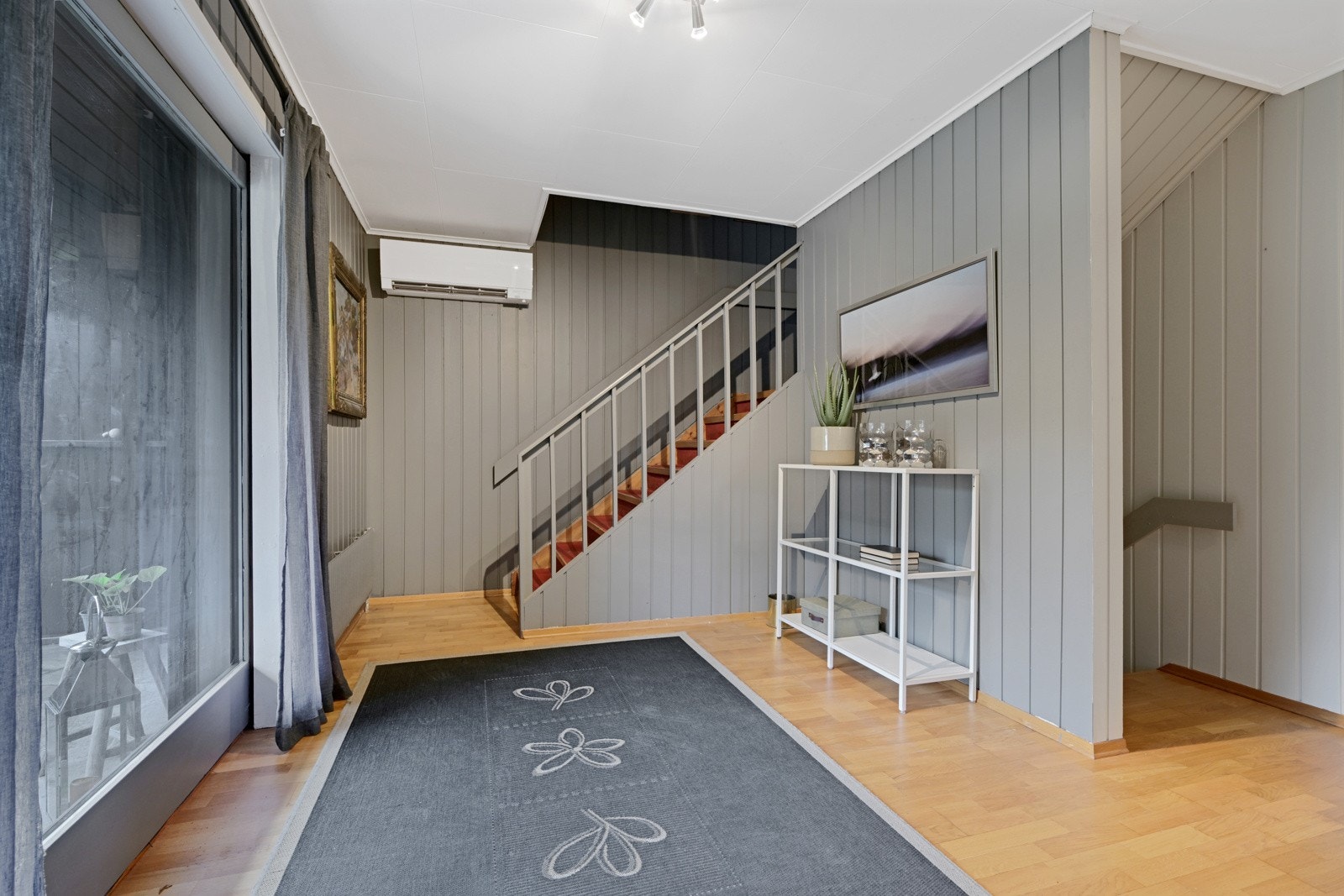 Vi er tilbake i hallen og fortsetter ned i underetasjen Galleribilde