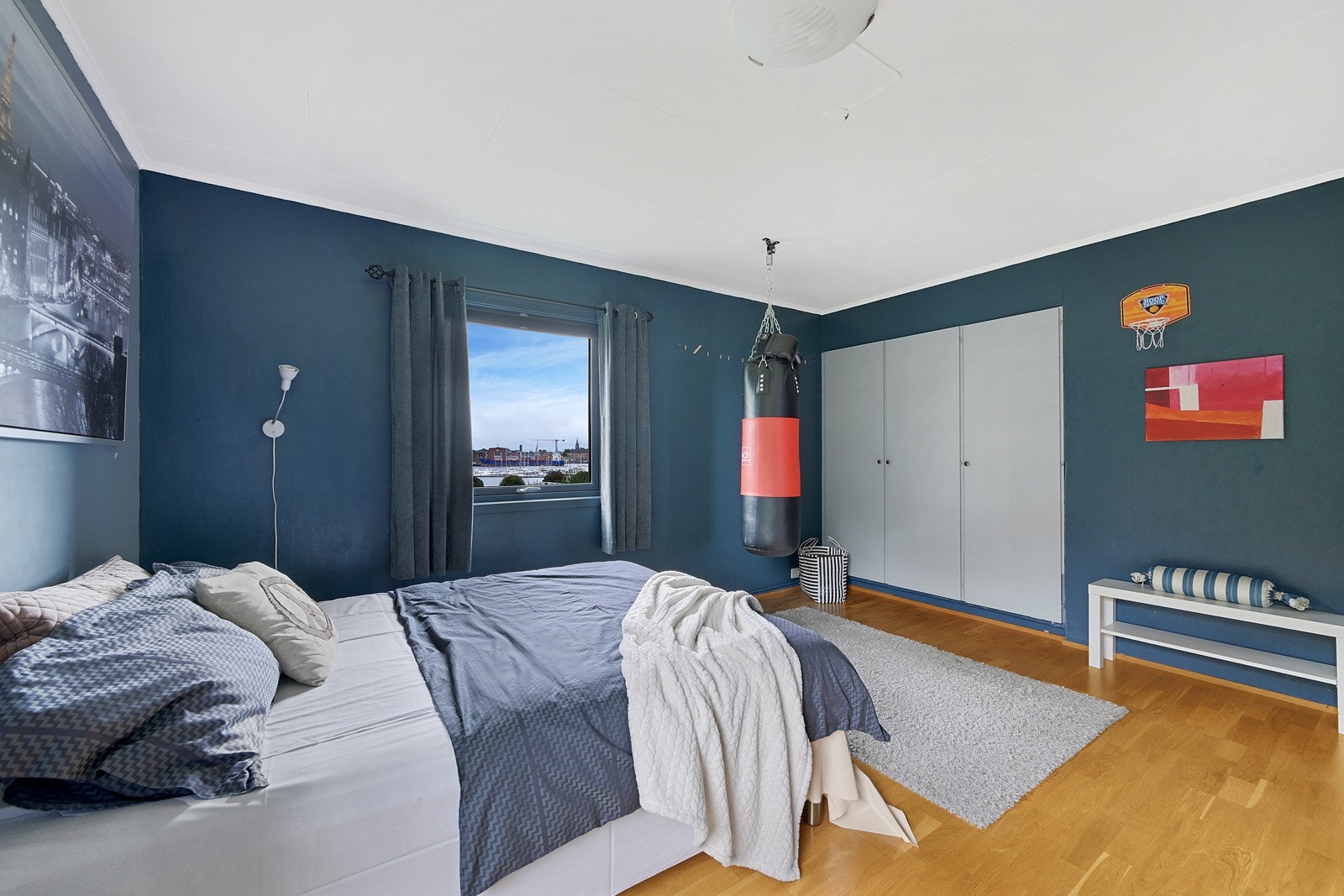 Soverom II med både utsikt, skapplass og noe å slå på.... Galleribilde