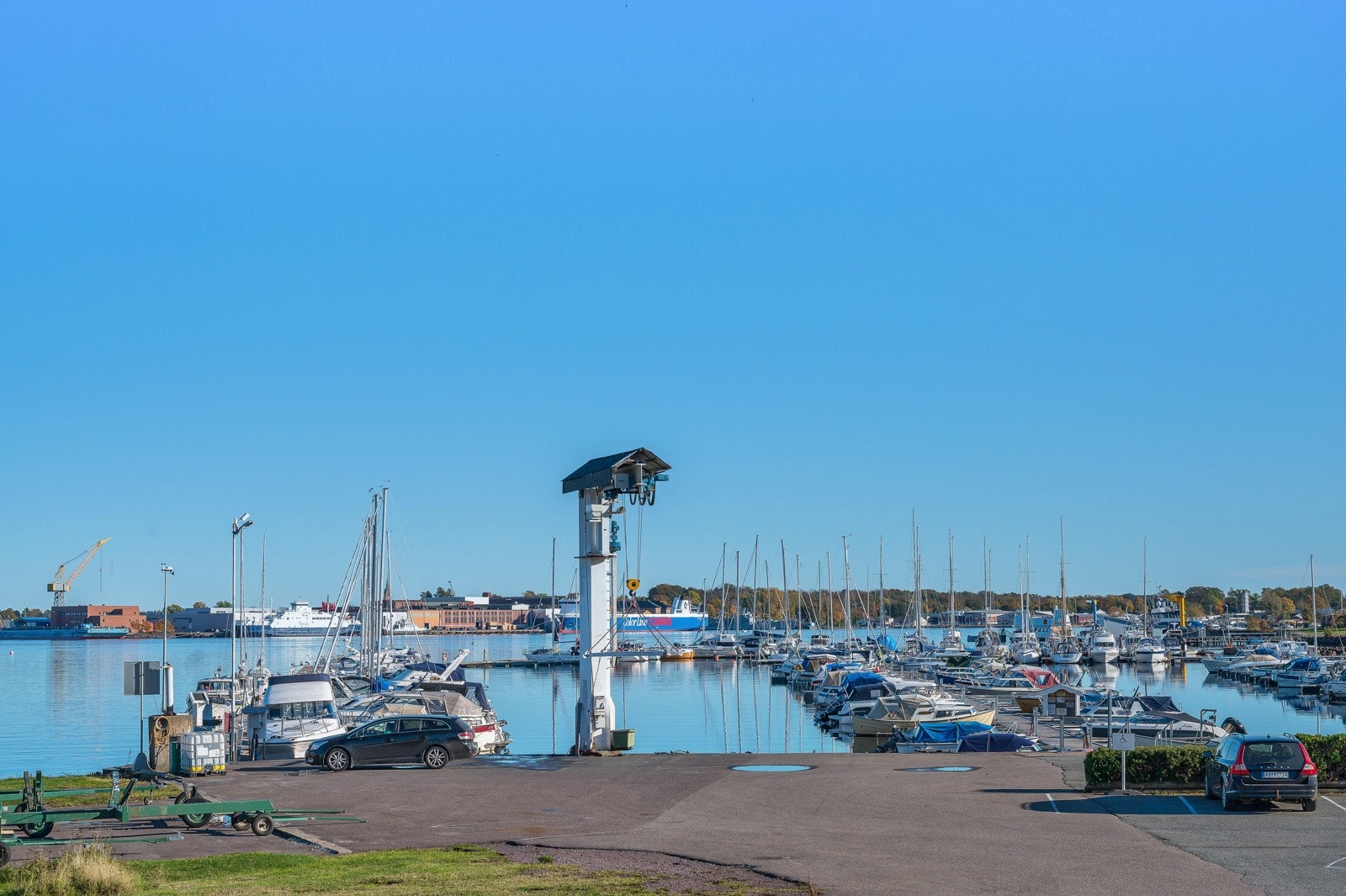 På Strandpromenaden rett på nedsiden finner vi den nye båthavna Galleribilde