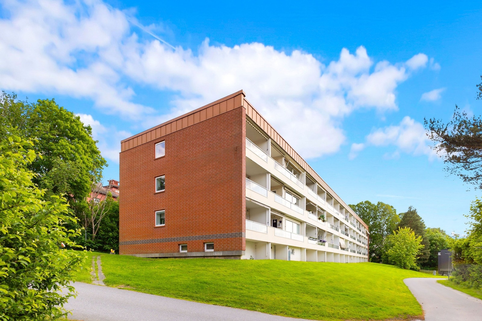 Rundt blokken er det fint opparbeidet grøntområde. Galleribilde