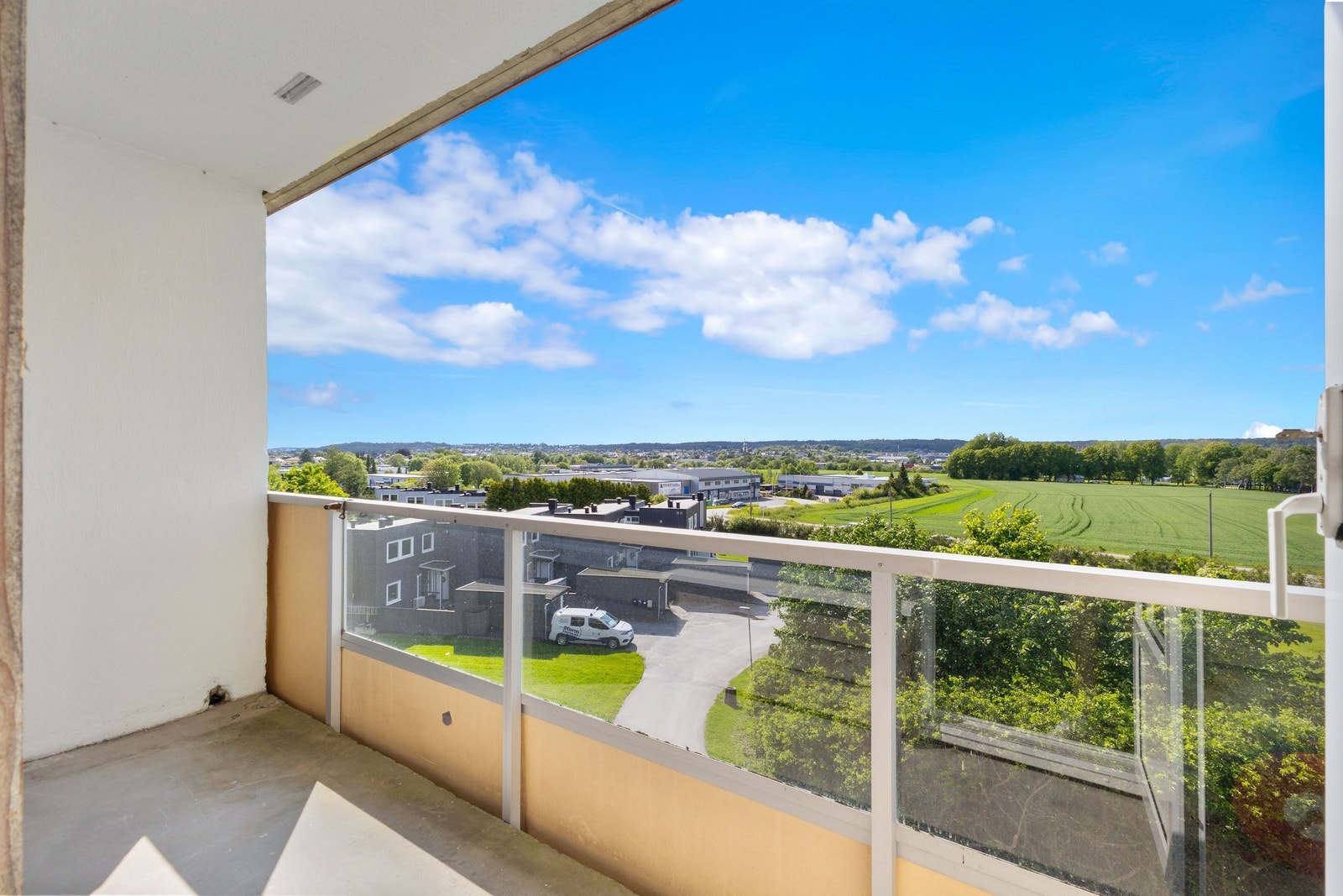 Vestvendt veranda med utsikt og mye sol. Galleribilde