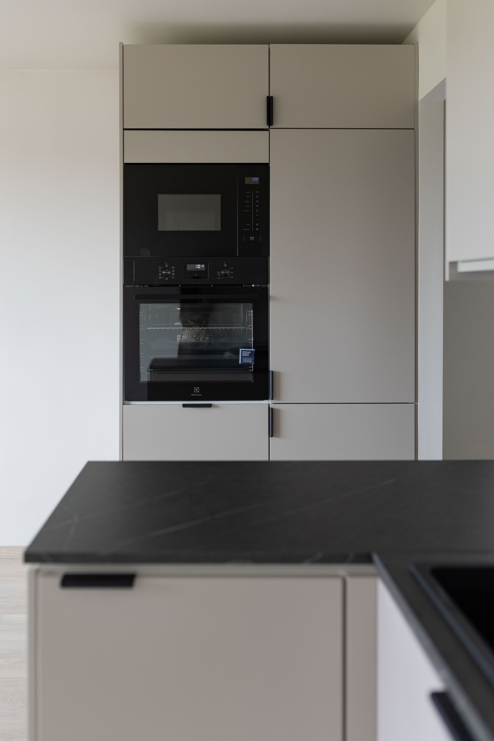 Nye kjøkkenskap med integrert kjøl+frys, mikro og stekeovn. Galleribilde