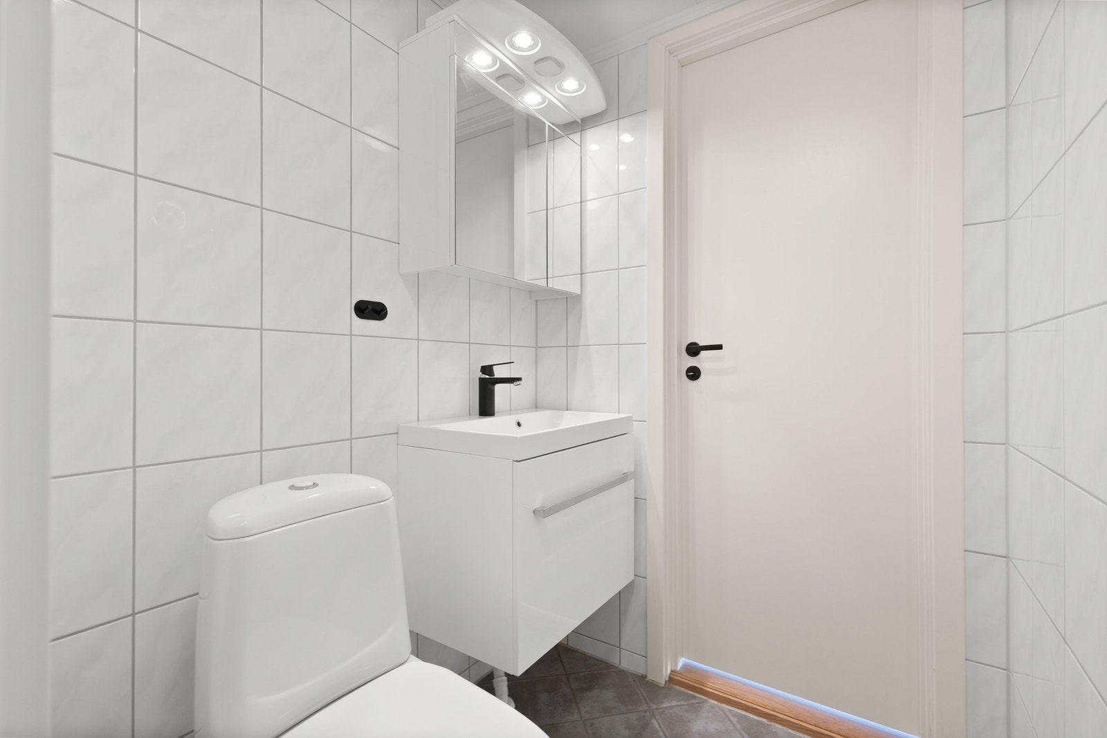 Baderom fra 2010 er modernisert med sort blandebatteri og andre enkle sorte detaljer. Galleribilde