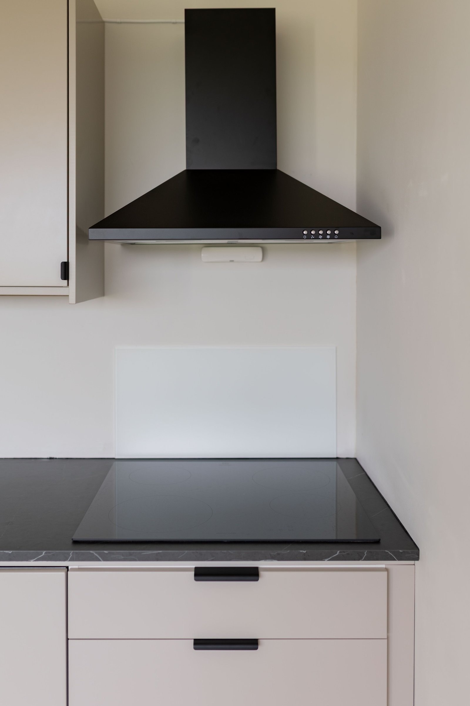 Alt nytt, også platetopp og kjøkkenhette. Galleribilde