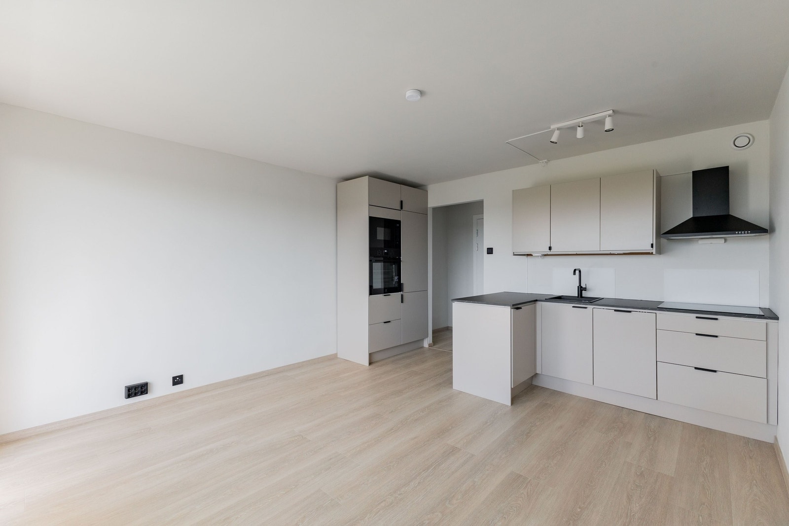 Kjøkkenet har moderne farger som godt matcher det nye gulvet og de nyoppussede veggene. Galleribilde