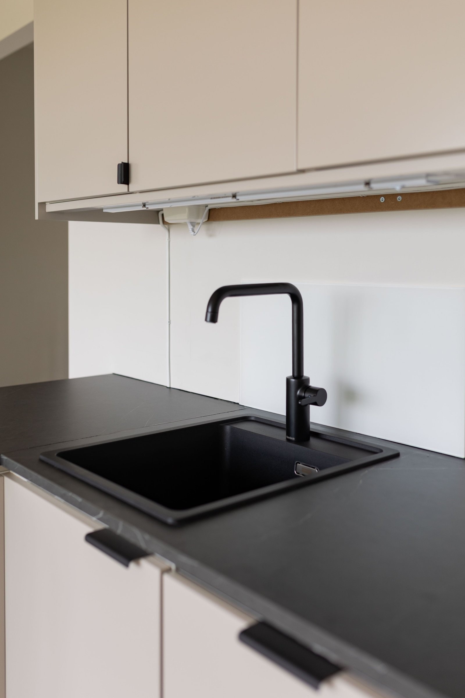 Nytt blandebatteri, vaskekum og benkelate. Galleribilde