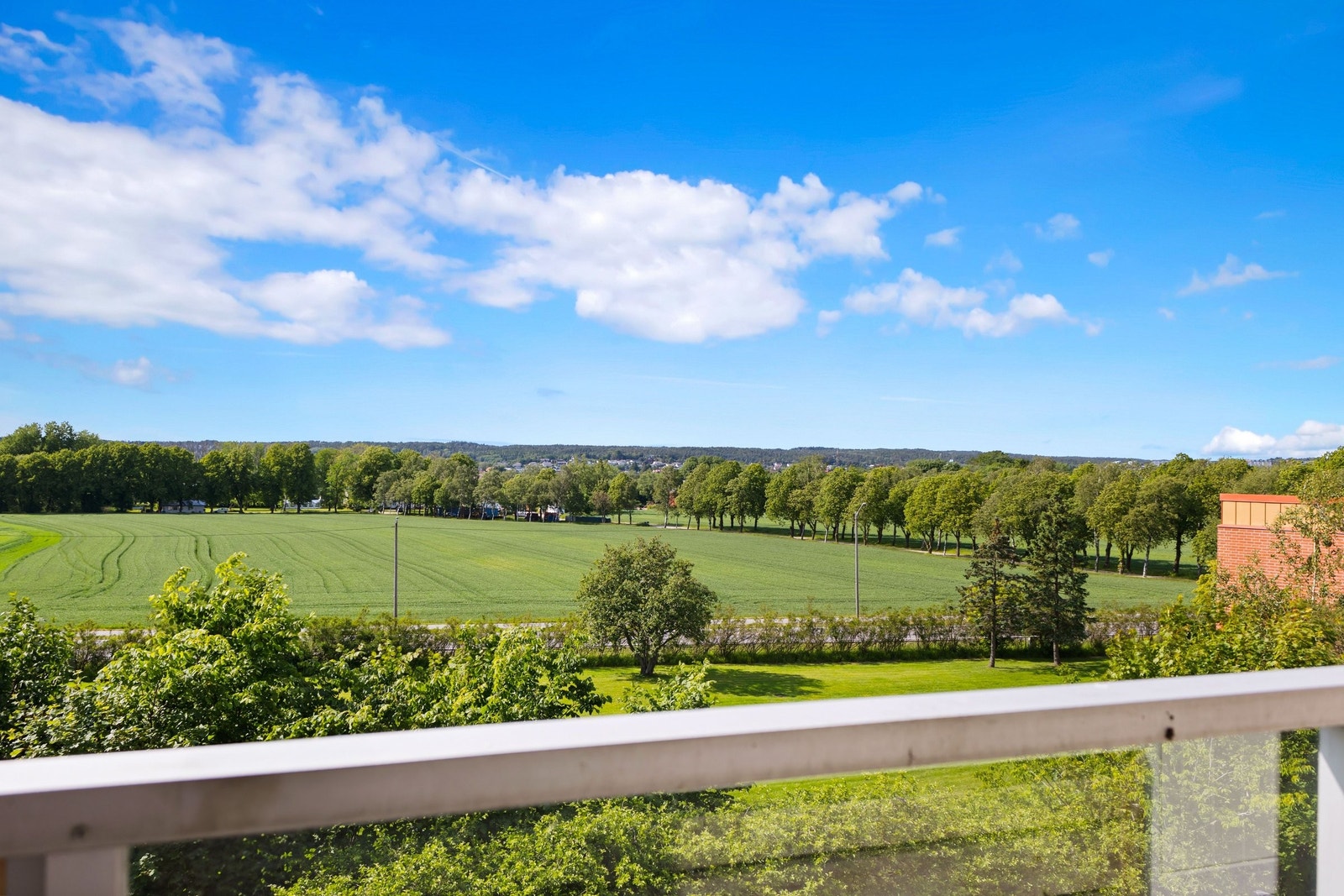 Vestvendt veranda med utsikt og mye sol. Galleribilde
