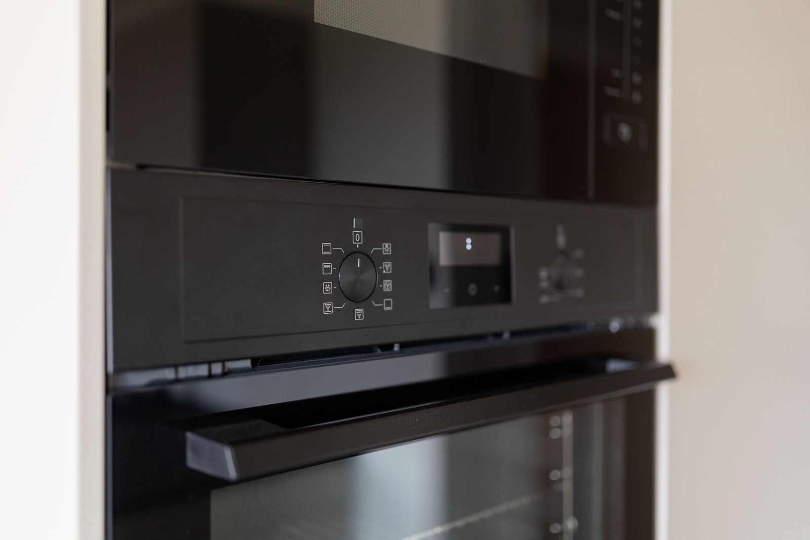 Sorte og moderne, nye hvitevarer. Galleribilde