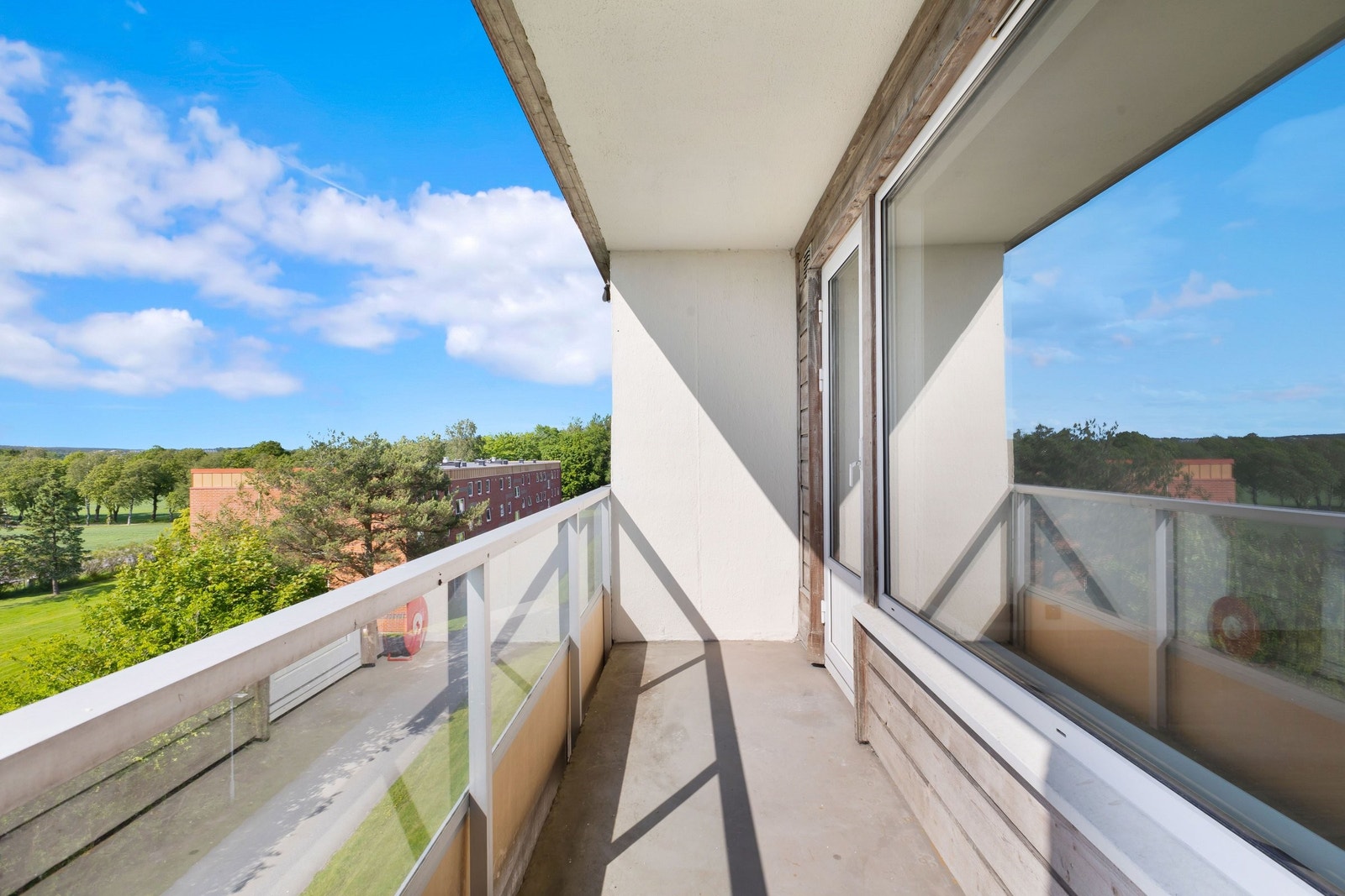 Vestvendt veranda med utsikt og mye sol. Galleribilde