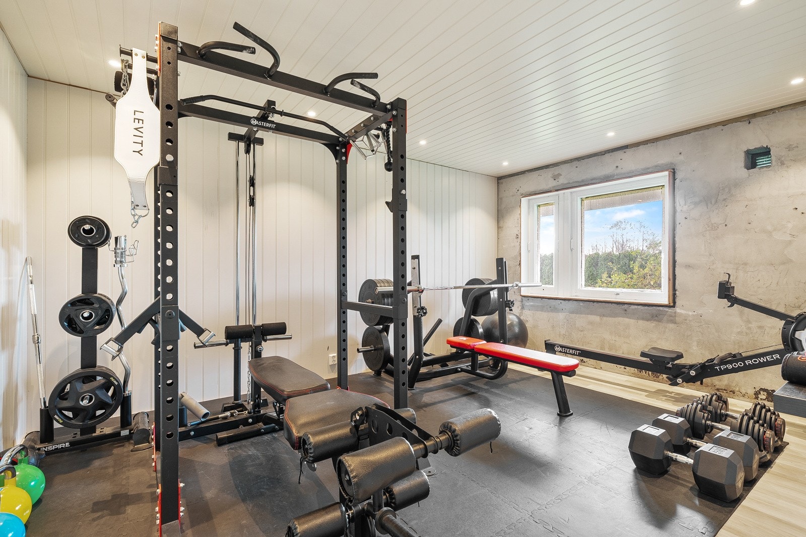 Eget treningsrom i boligen. Perfekt for deg som ønsker å holde formen hjemme, med plass til alt nødvendig utstyr. Galleribilde