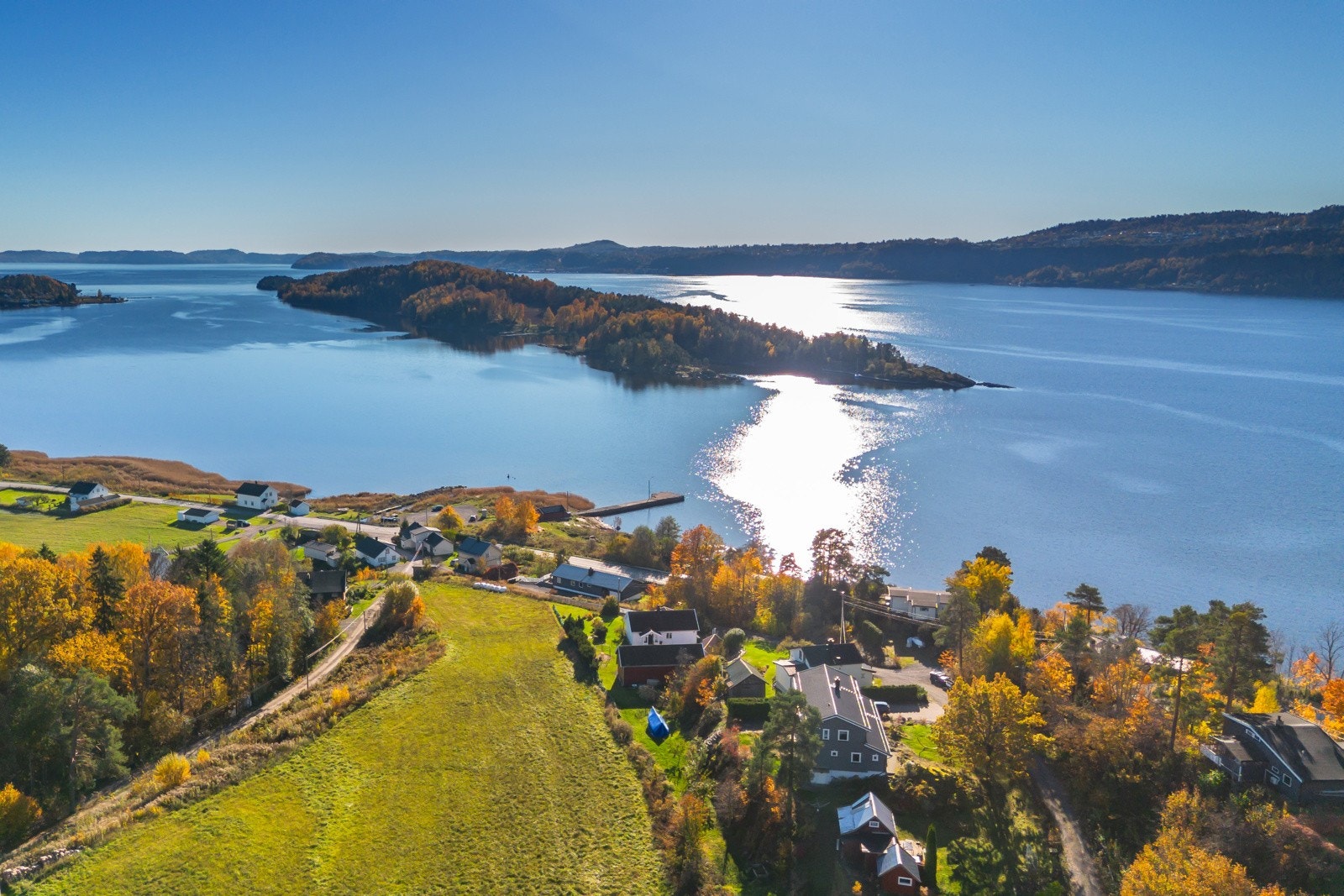 Drømmebolig ved vannkanten. Her bor du med naturen tett på og sjøutsikt fra både hus og veranda. Galleribilde