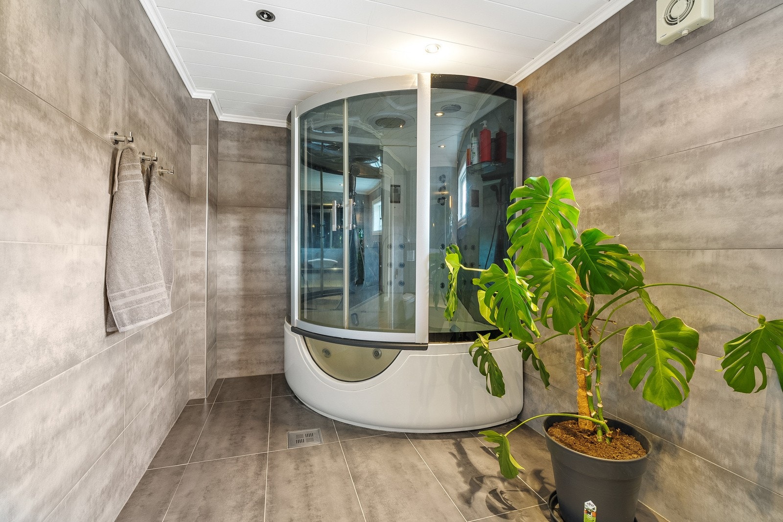 Moderne baderom oppgradert i 2013. Stilrent uttrykk med dusjkabinett, lyse flater og elegante detaljer. Galleribilde