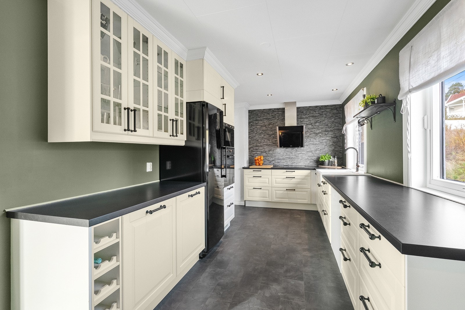 Moderne kjøkken med gode arbeidsflater. Oppgradert i 2013 og utstyrt med praktiske løsninger og landlig preg. Galleribilde