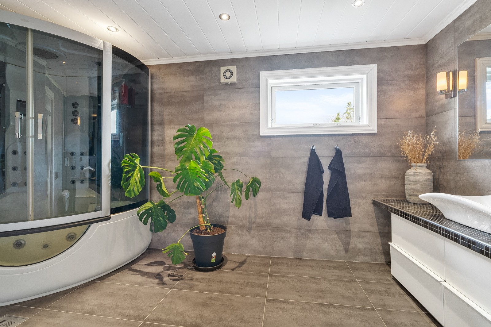 Romslig bad fra 2013. Delikate materialvalg, varme i gulv og en spa-følelse i hverdagen. Galleribilde